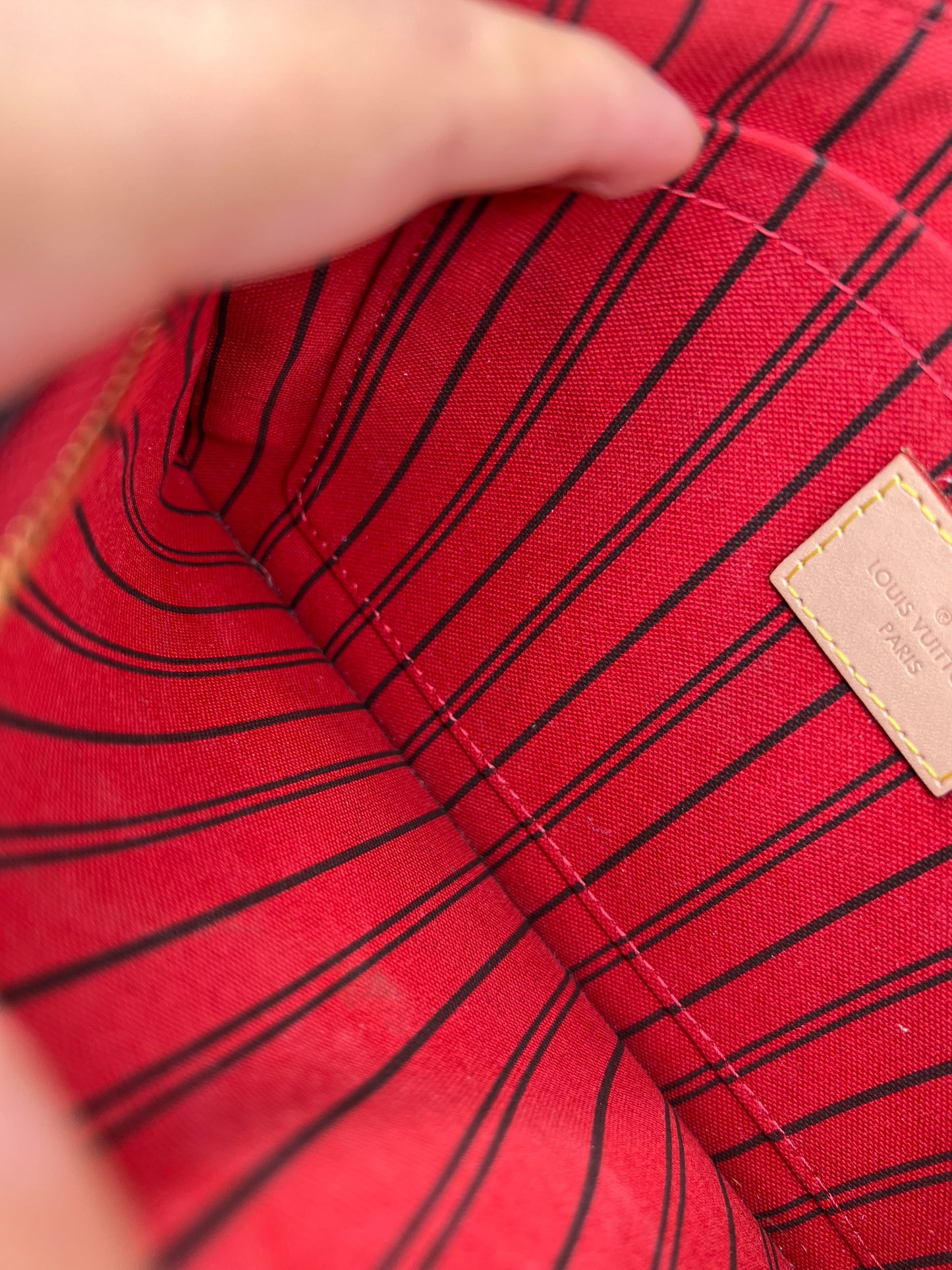 Neverfull Pouch Cherry Red