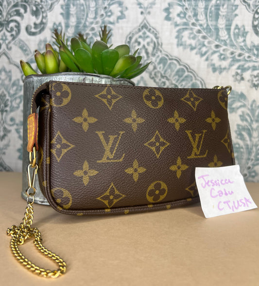 Louis Vuitton Bucket Pochette