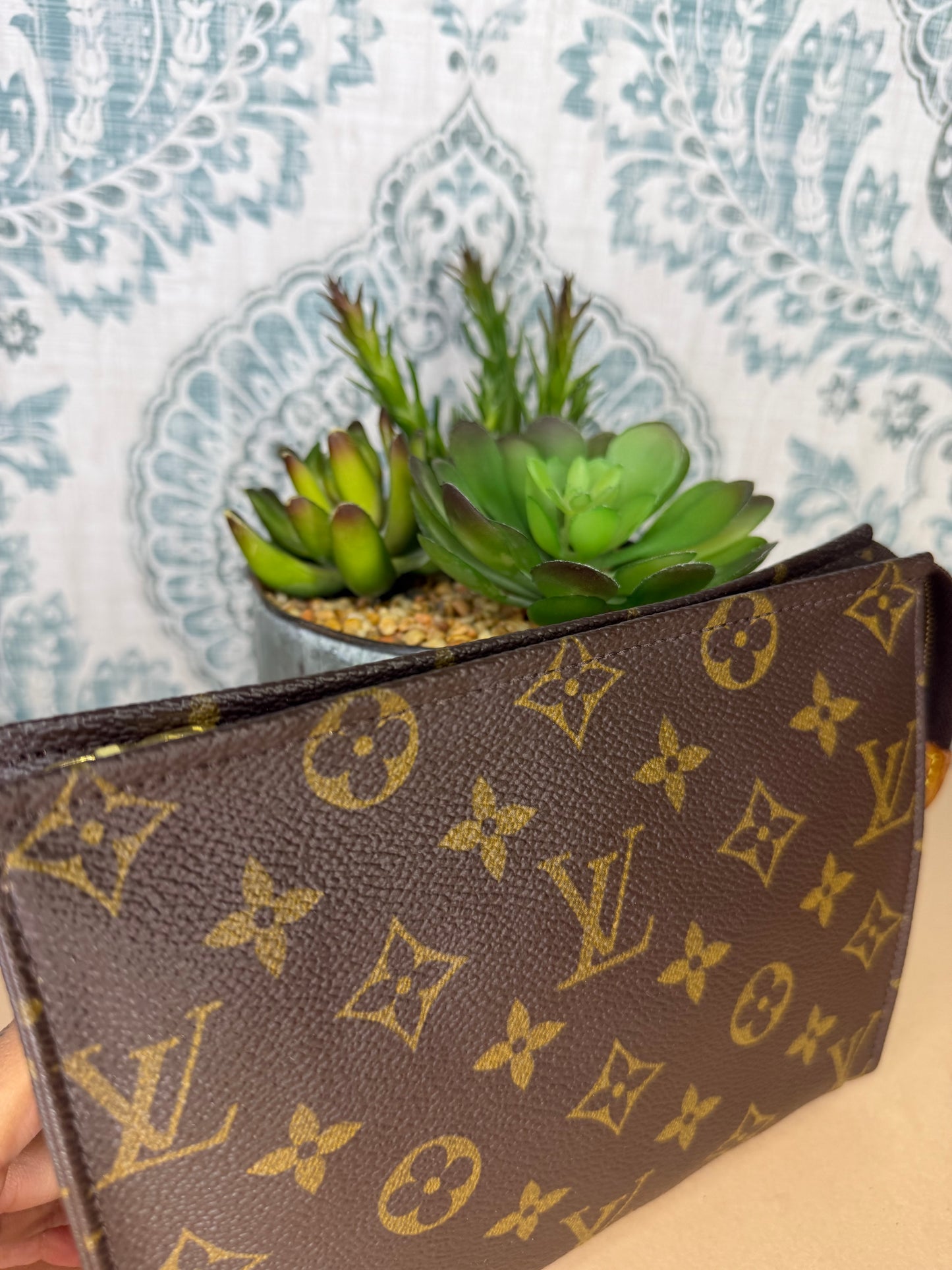 Louis Vuitton Toiletry 19