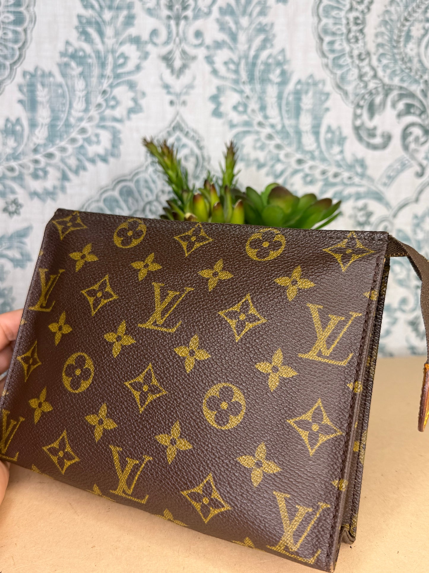 Louis Vuitton Toiletry 19
