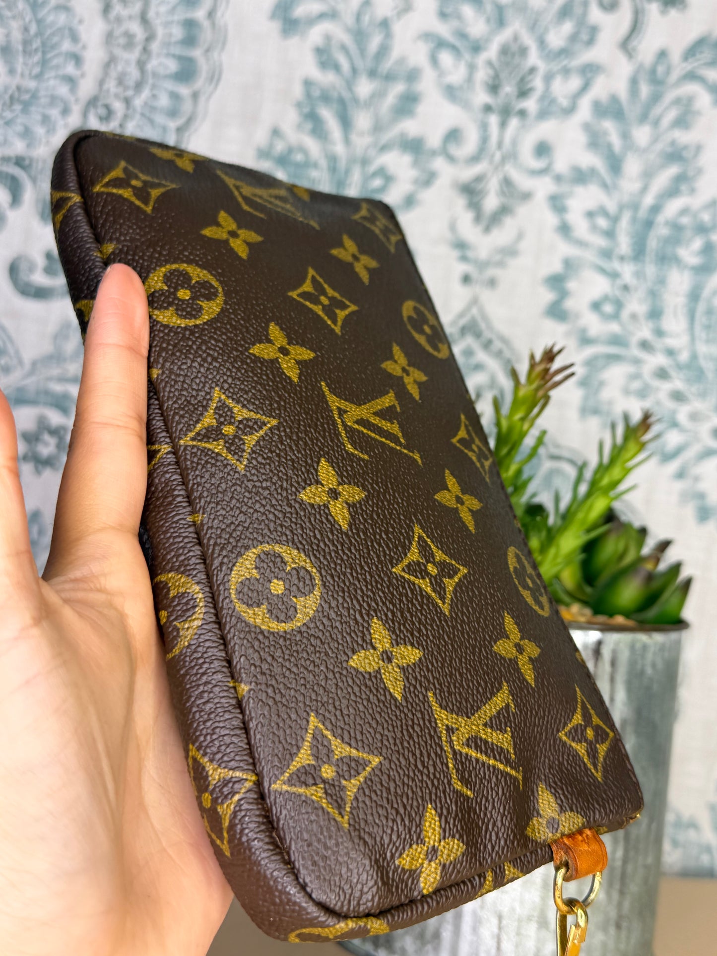 Louis Vuitton Sac Shopping Pouch