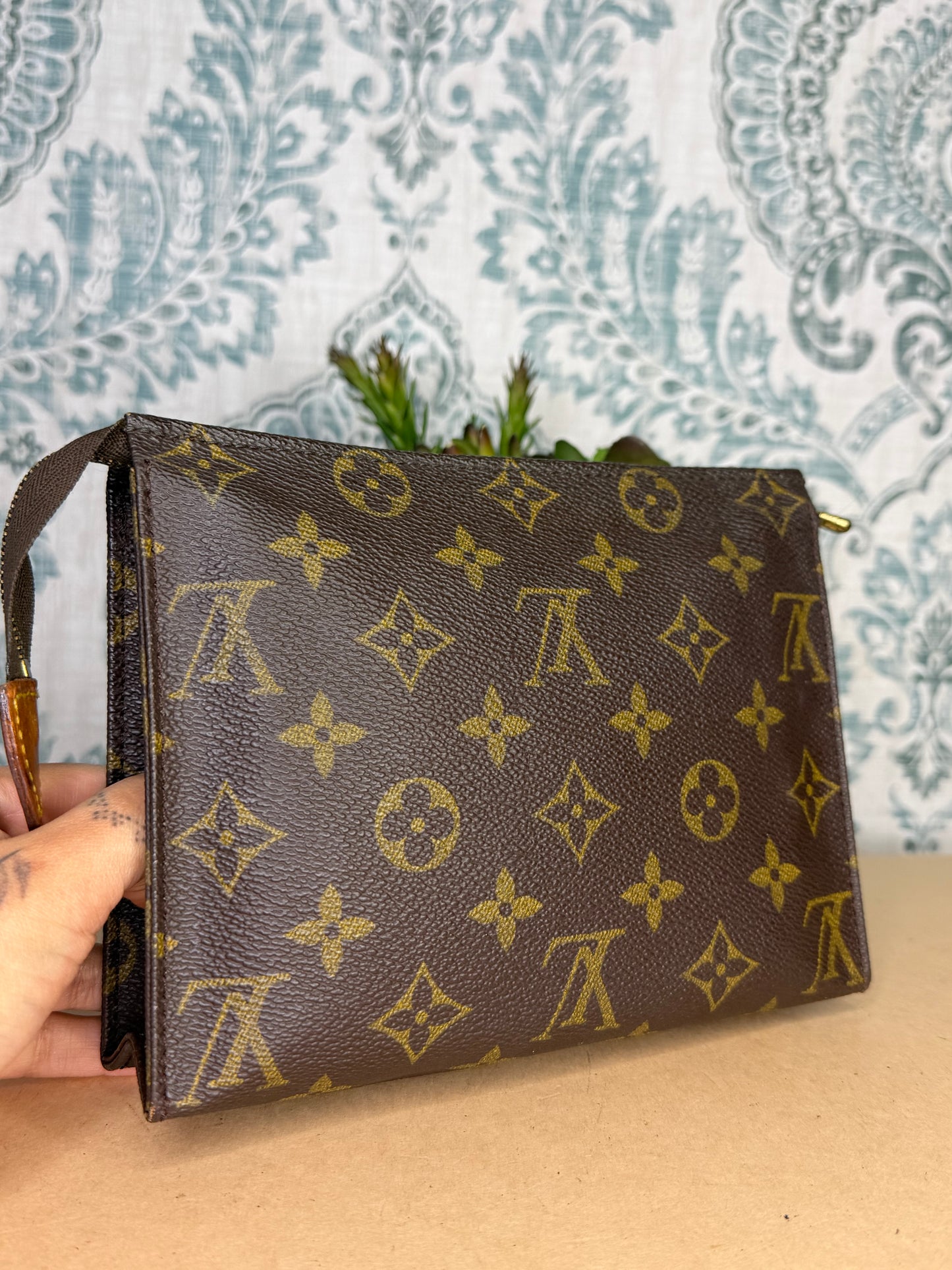 Louis Vuitton Toiletry 19