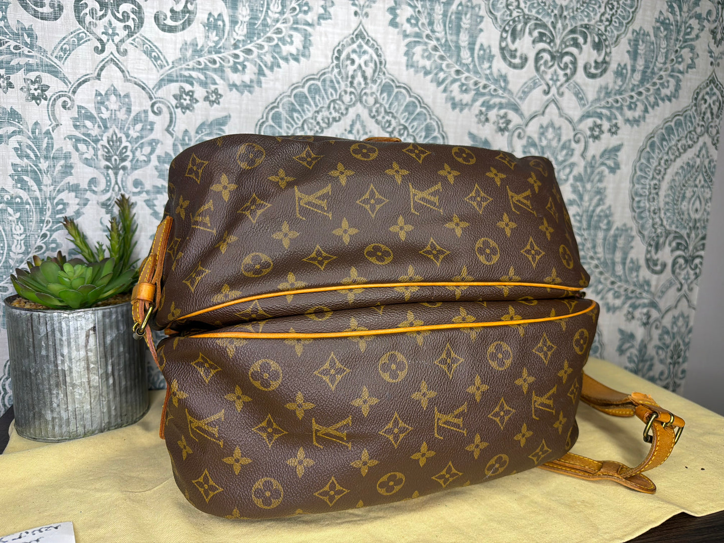 Louis Vuitton Saumur 35