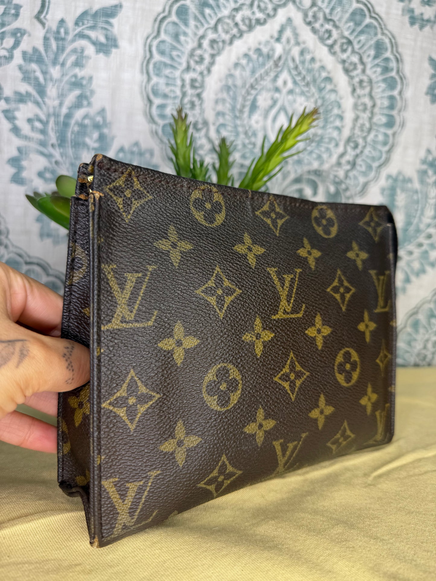 Louis Vuitton Toiletry 19