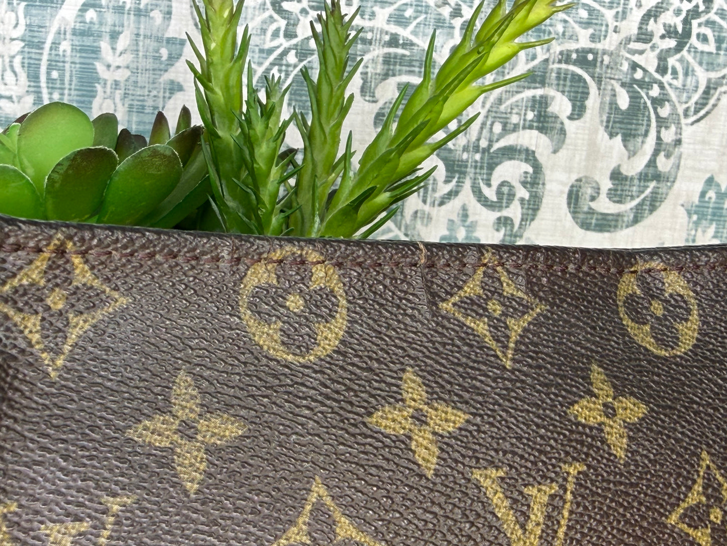 Louis Vuitton Toiletry 19