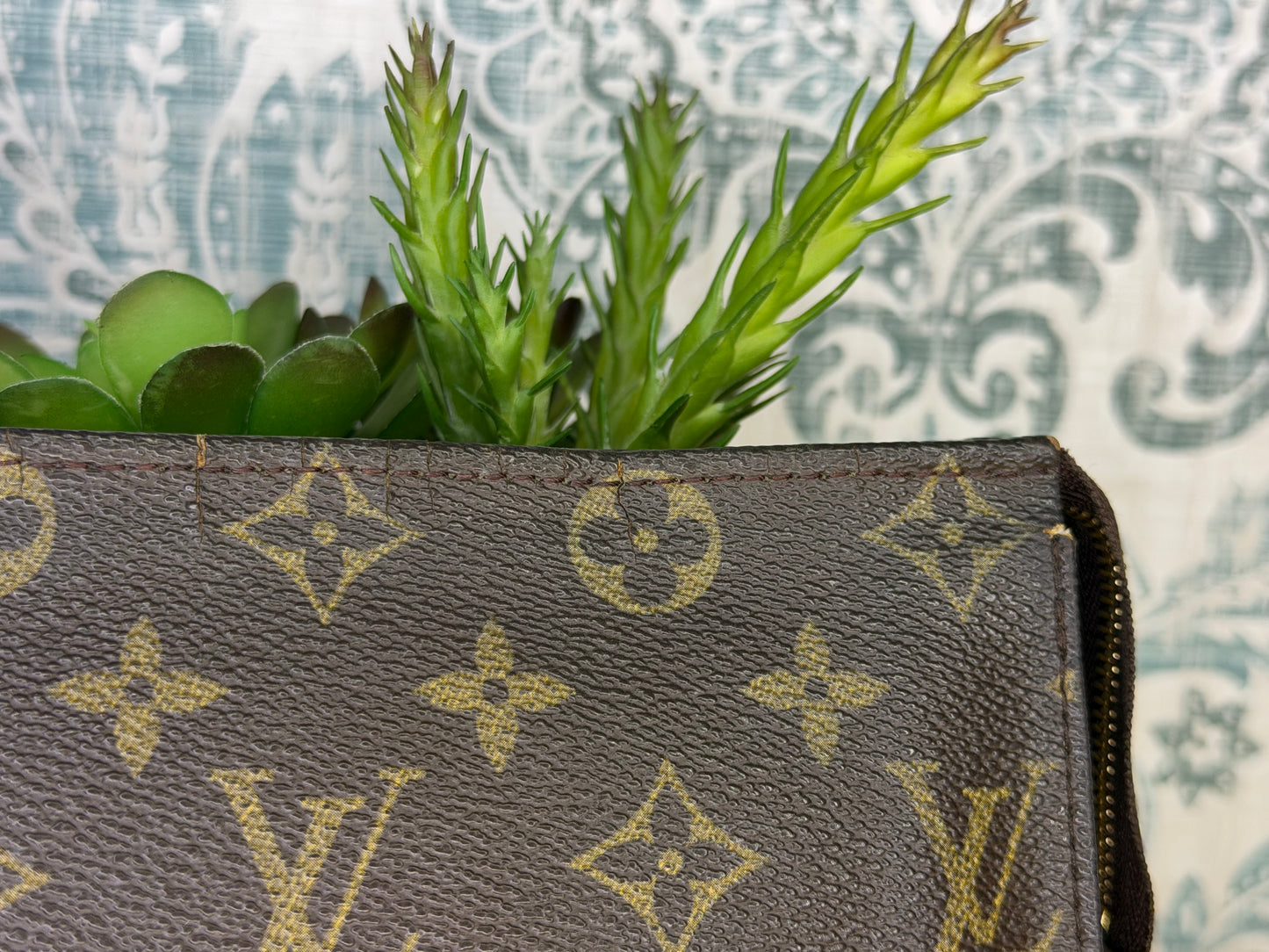 Louis Vuitton Toiletry 19