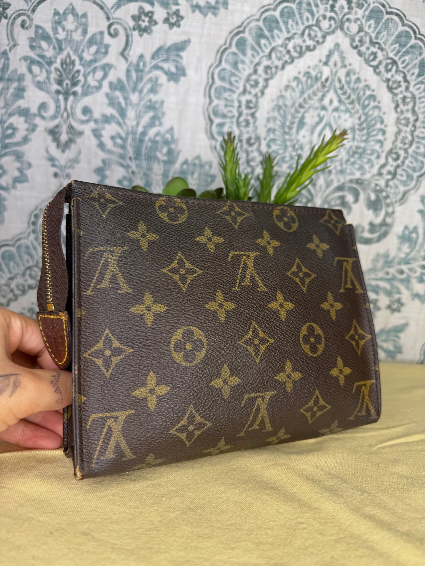 Louis Vuitton Toiletry 19