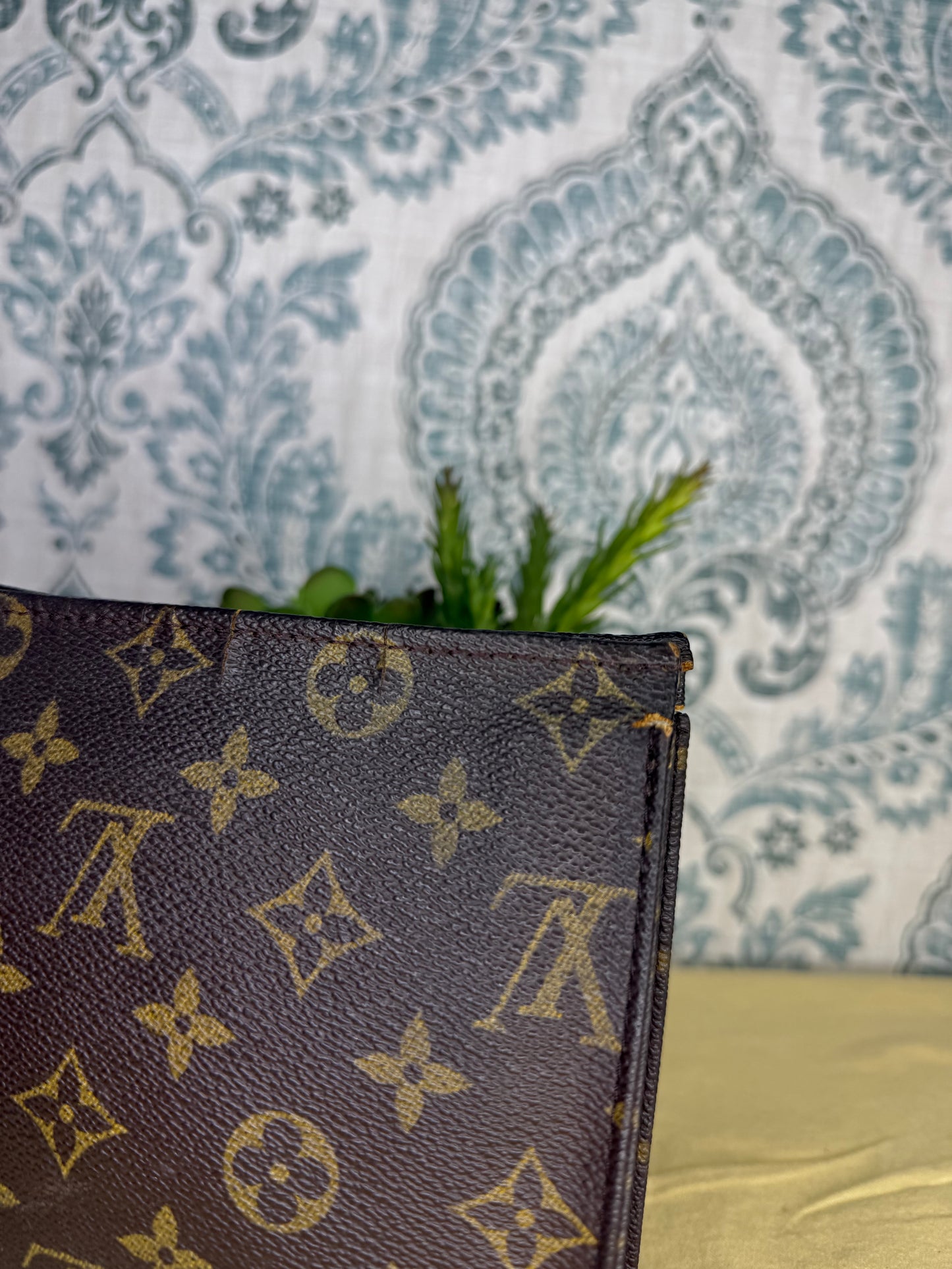 Louis Vuitton Toiletry 19