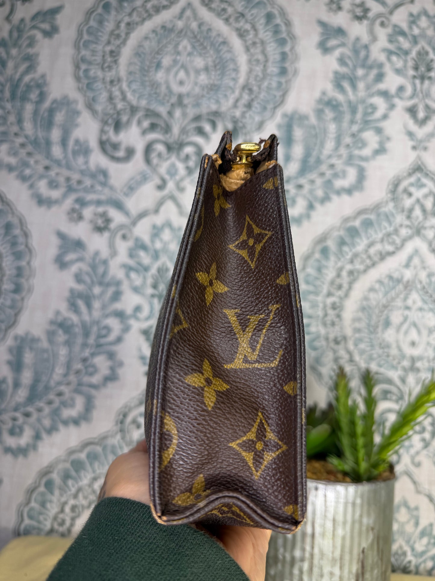 Louis Vuitton Toiletry 19