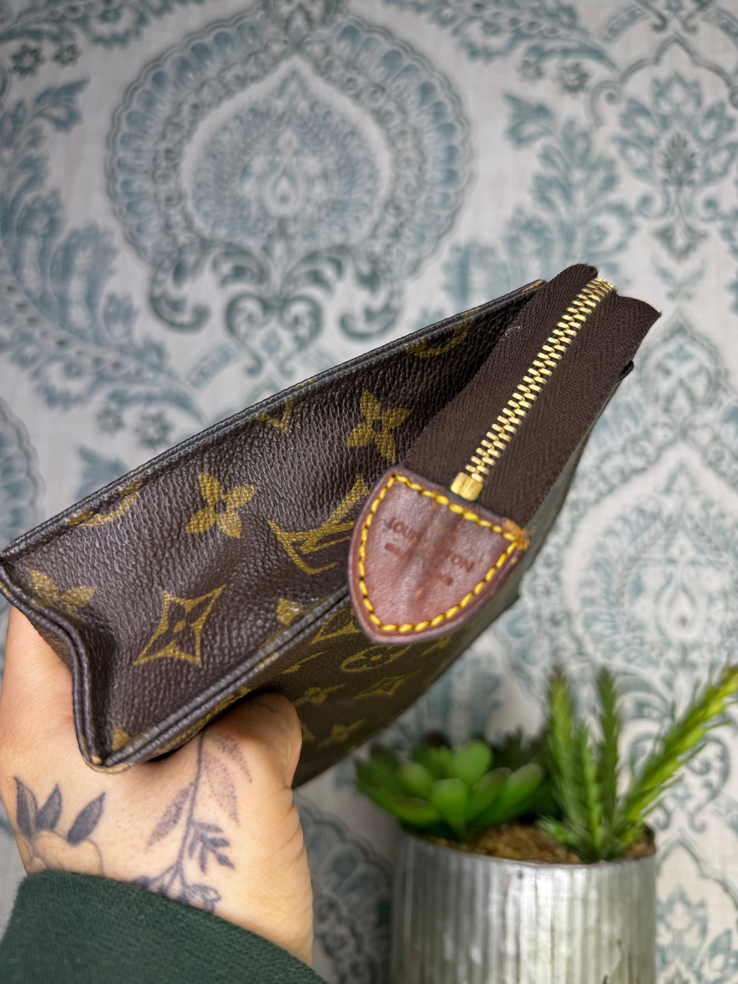 Louis Vuitton Toiletry 19