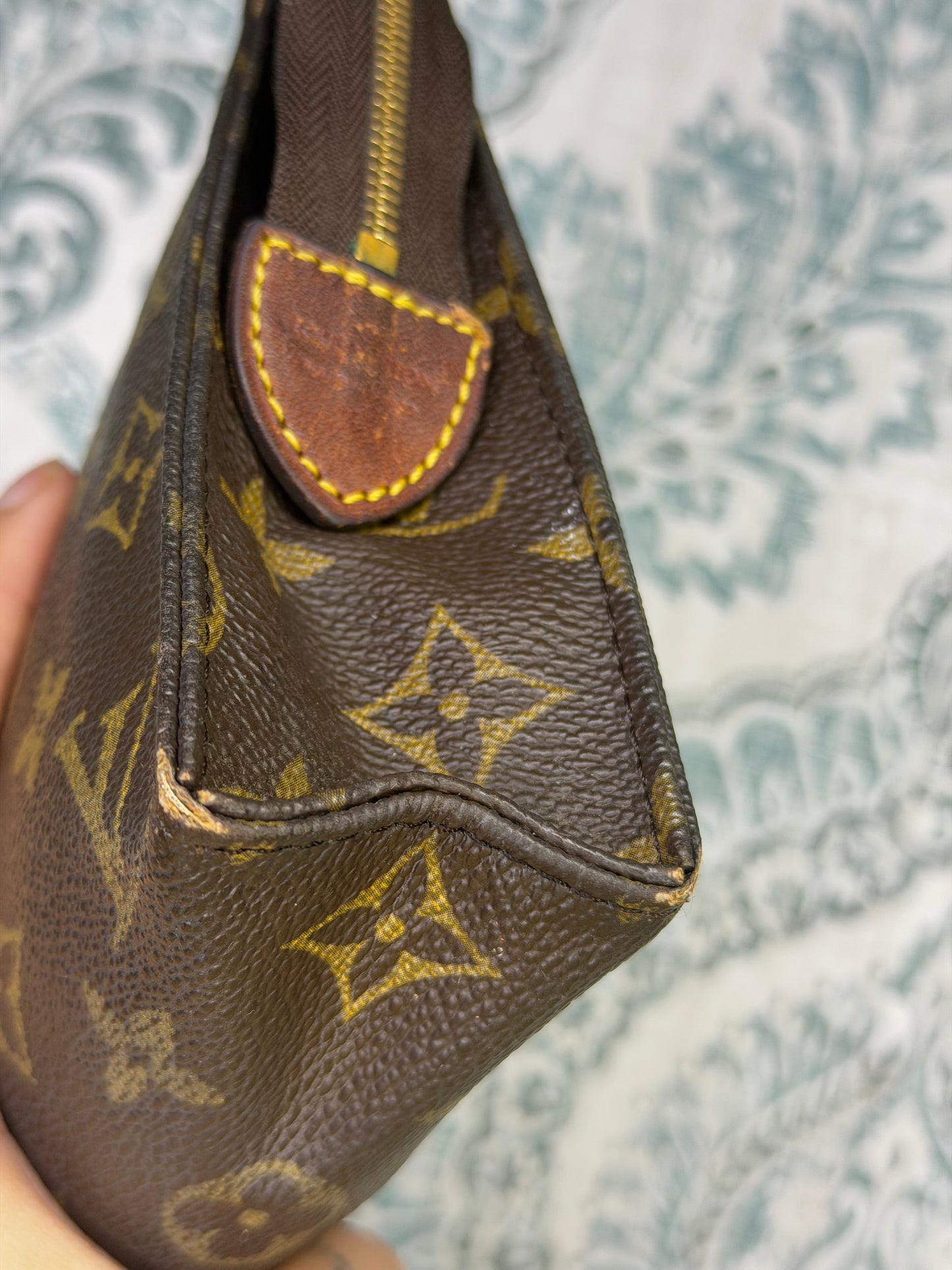 Louis Vuitton Toiletry 19