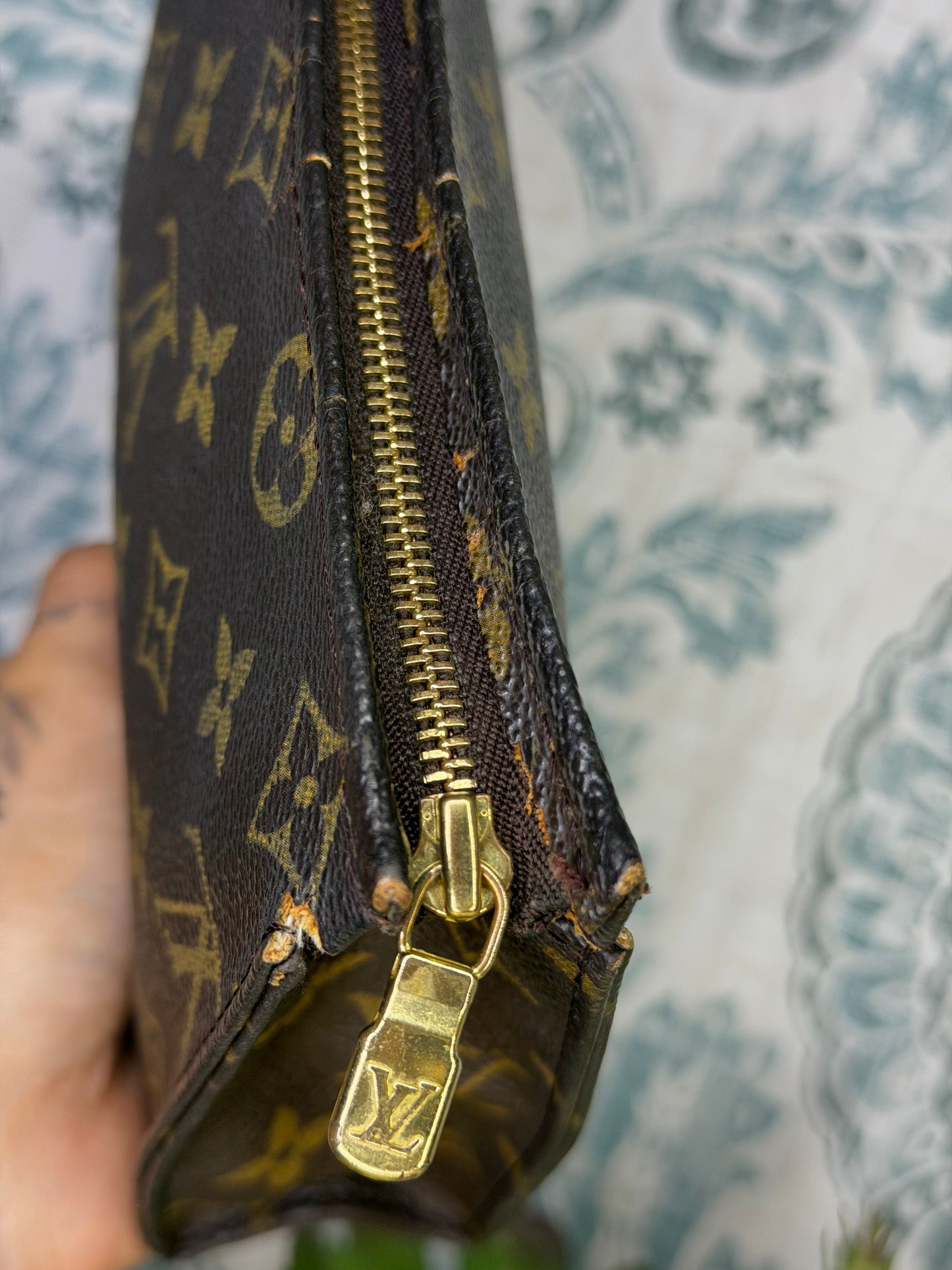 Louis Vuitton Toiletry 19