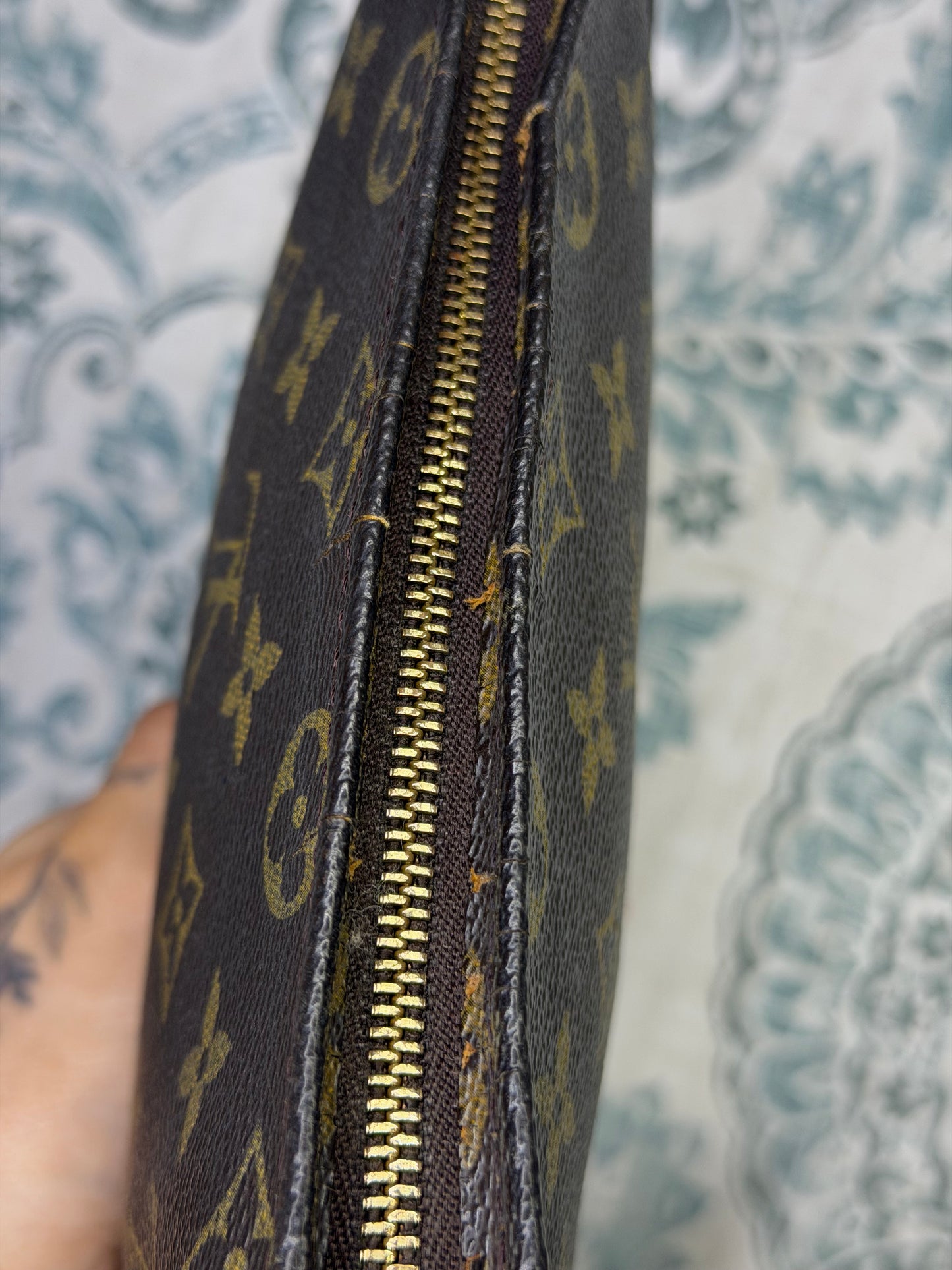 Louis Vuitton Toiletry 19