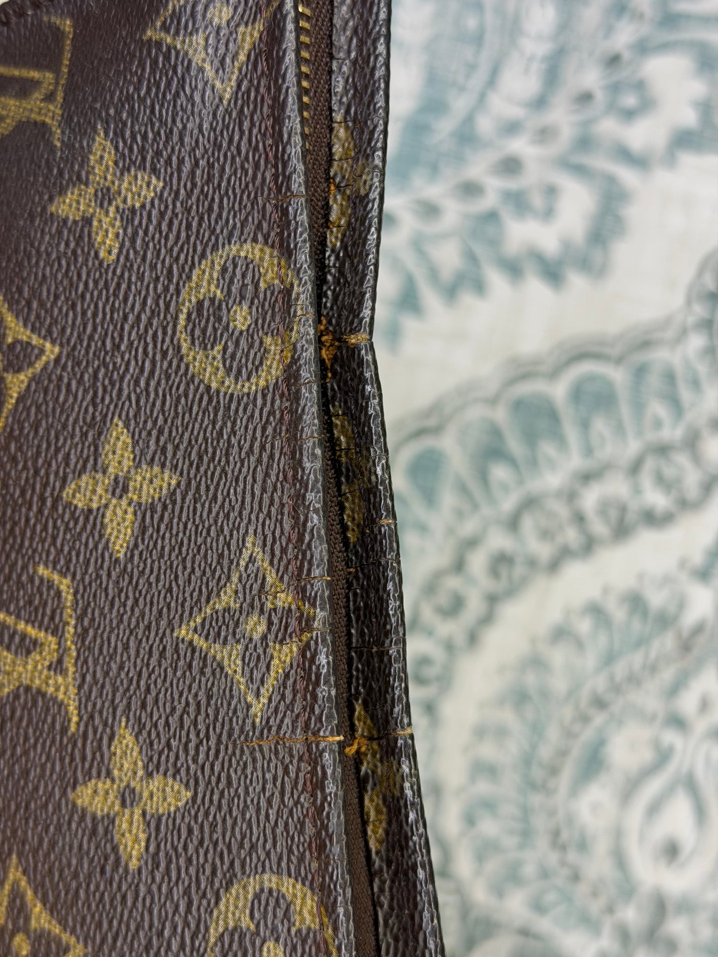 Louis Vuitton Toiletry 19
