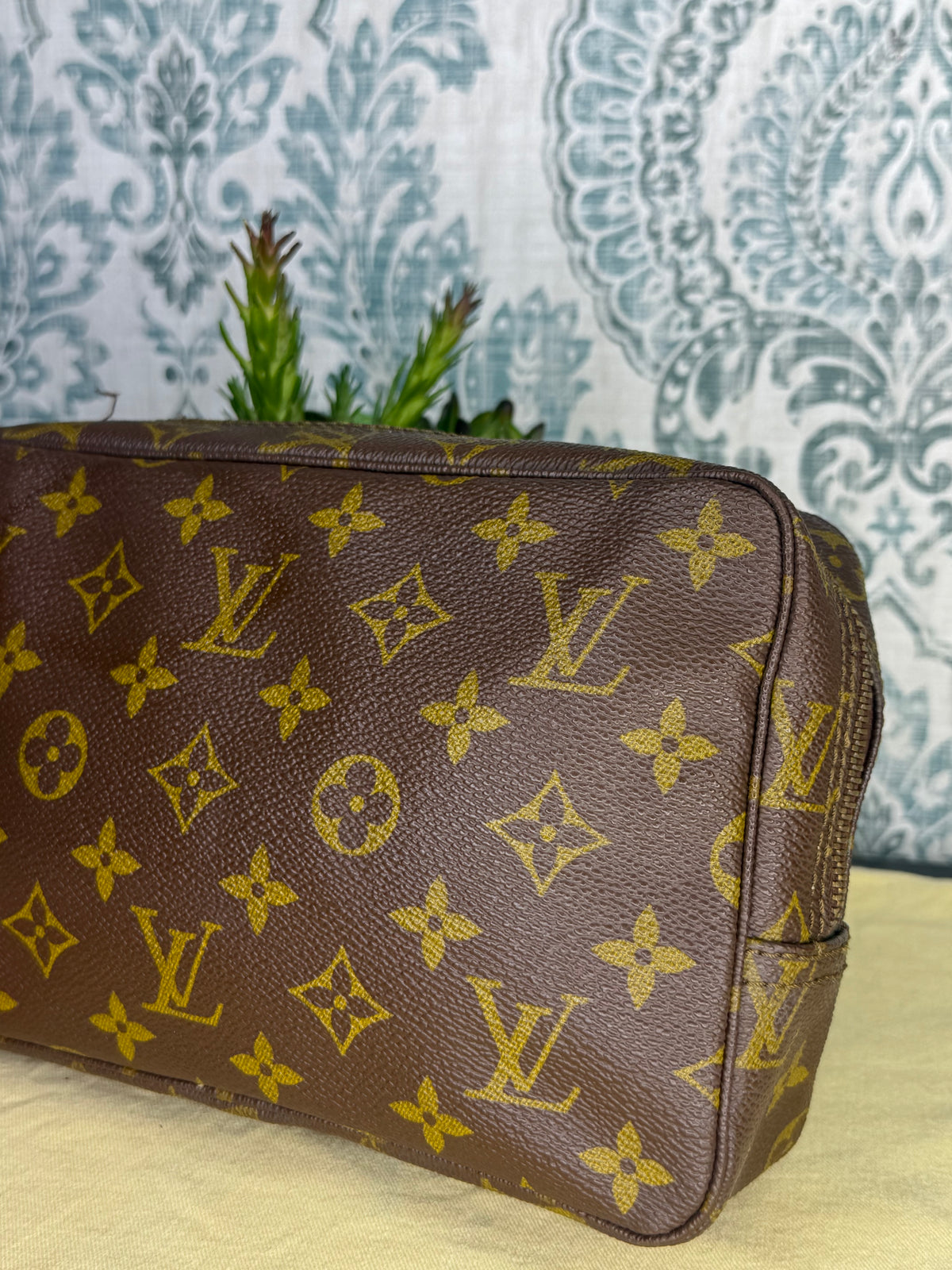 Louis Vuitton Trousse 23 (zipper tear)