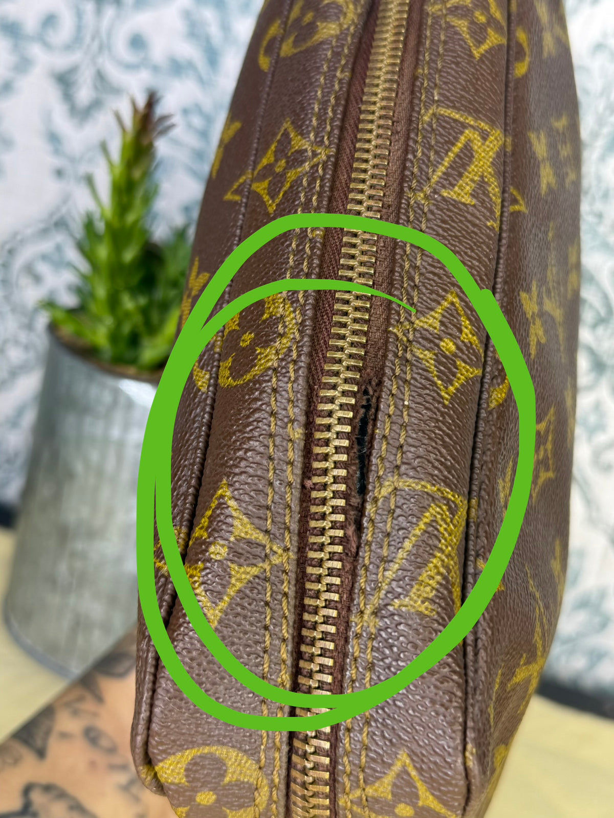 Louis Vuitton Trousse 23 (zipper tear)