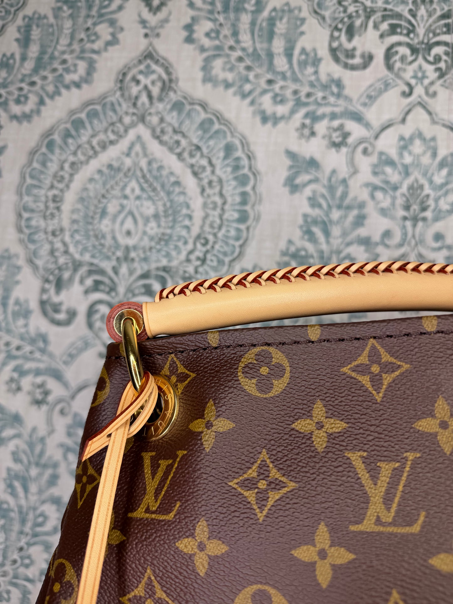 Louis Vuitton Artsy MM