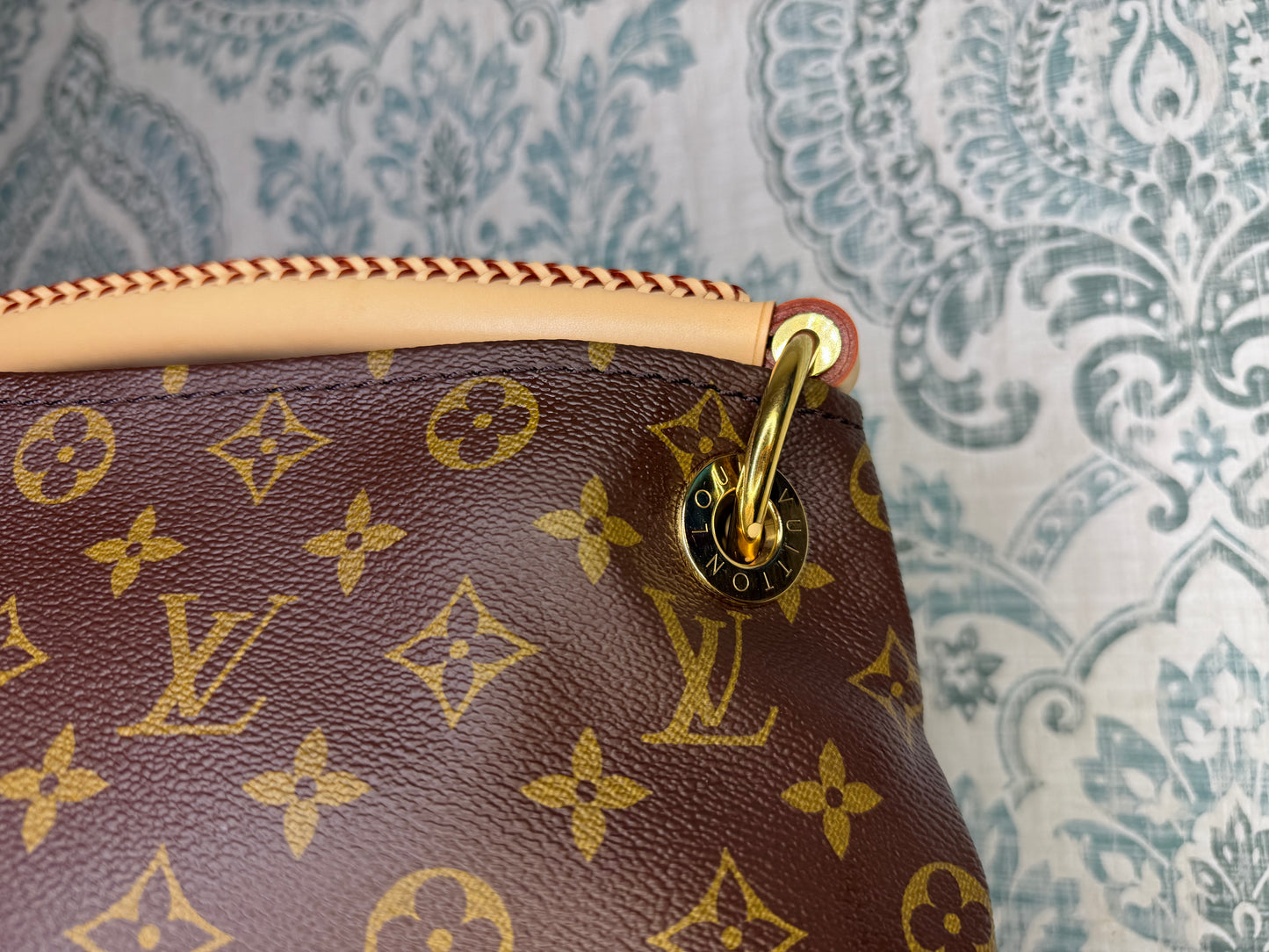 Louis Vuitton Artsy MM