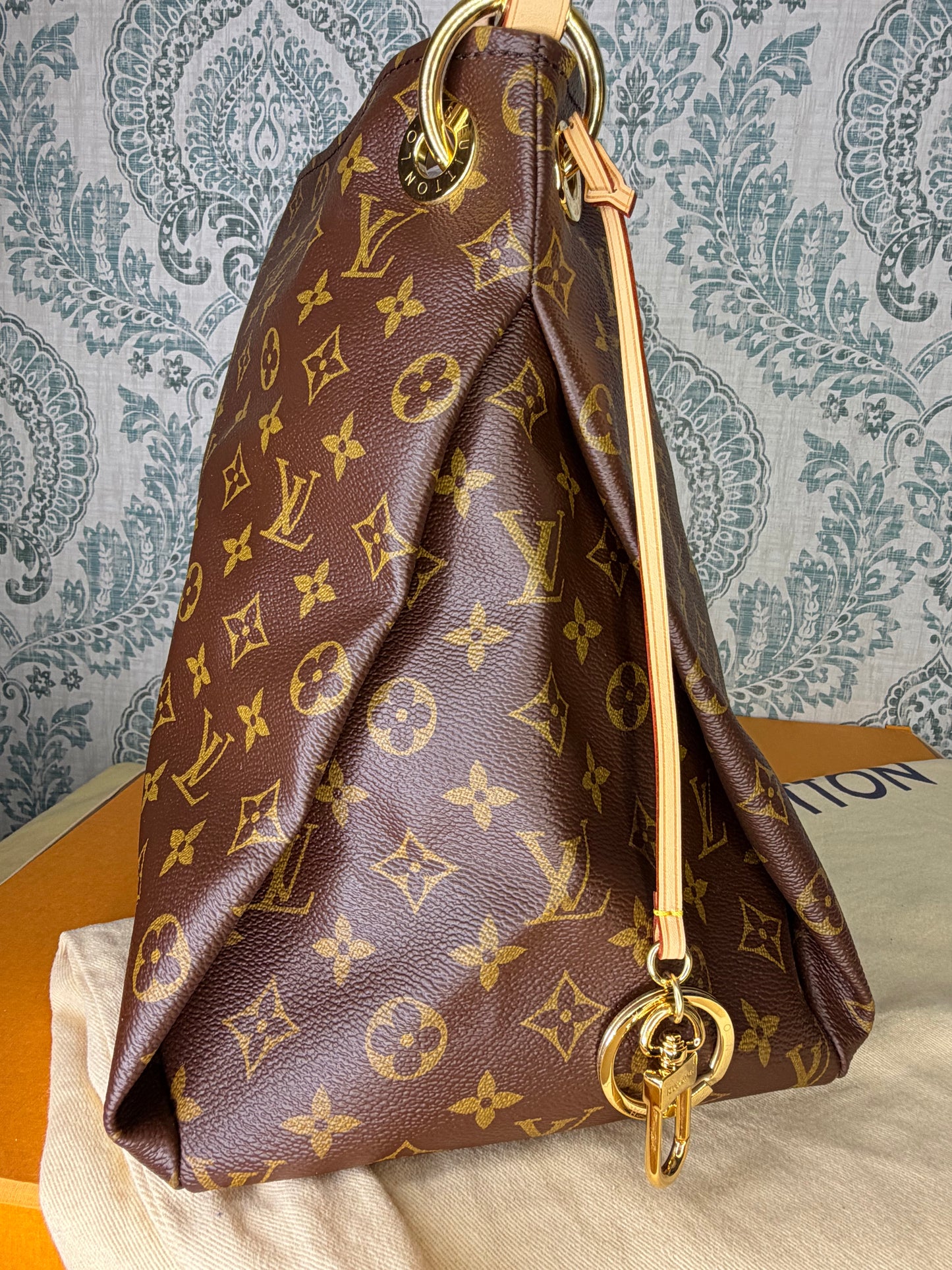 Louis Vuitton Artsy MM