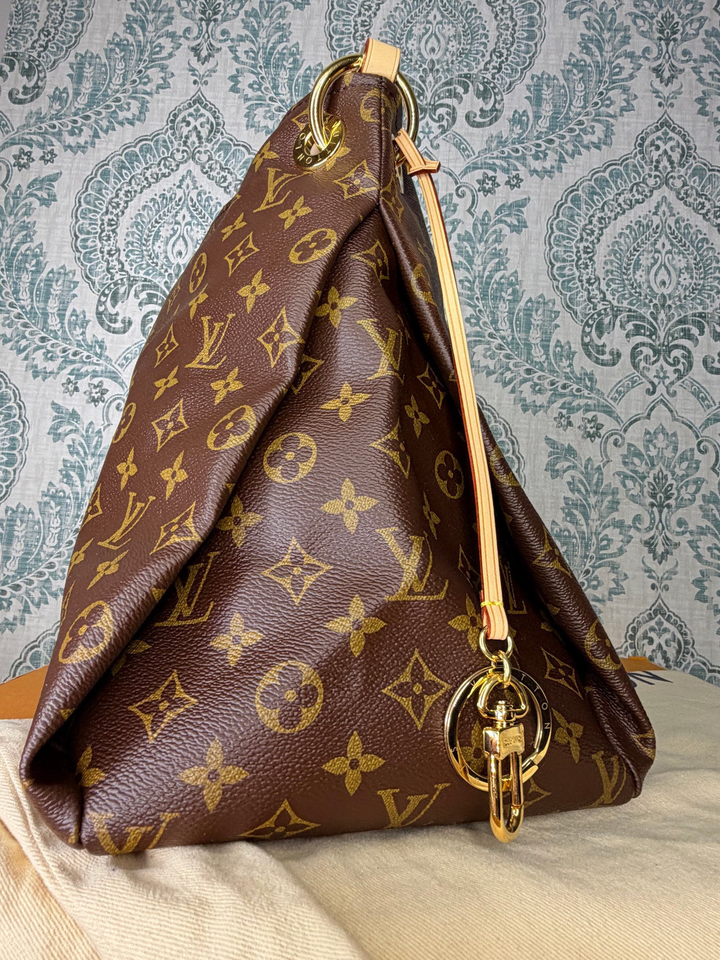 Louis Vuitton Artsy MM