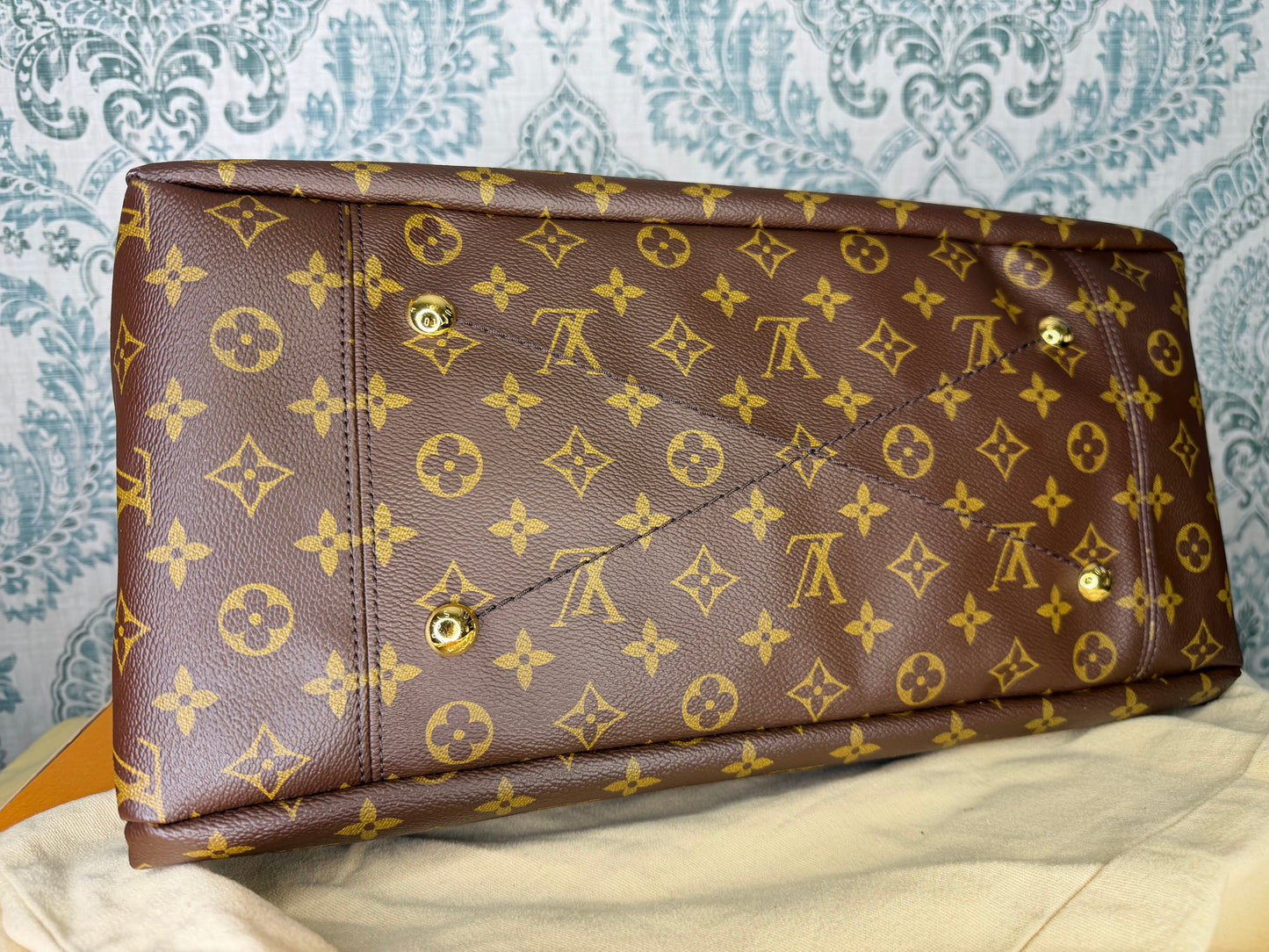Louis Vuitton Artsy MM