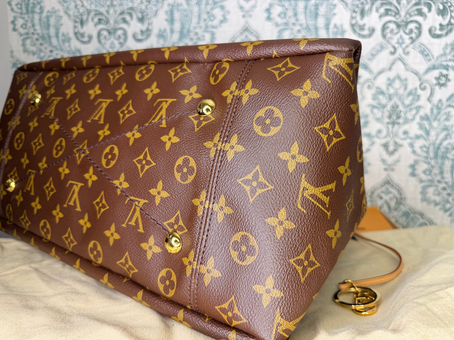 Louis Vuitton Artsy MM
