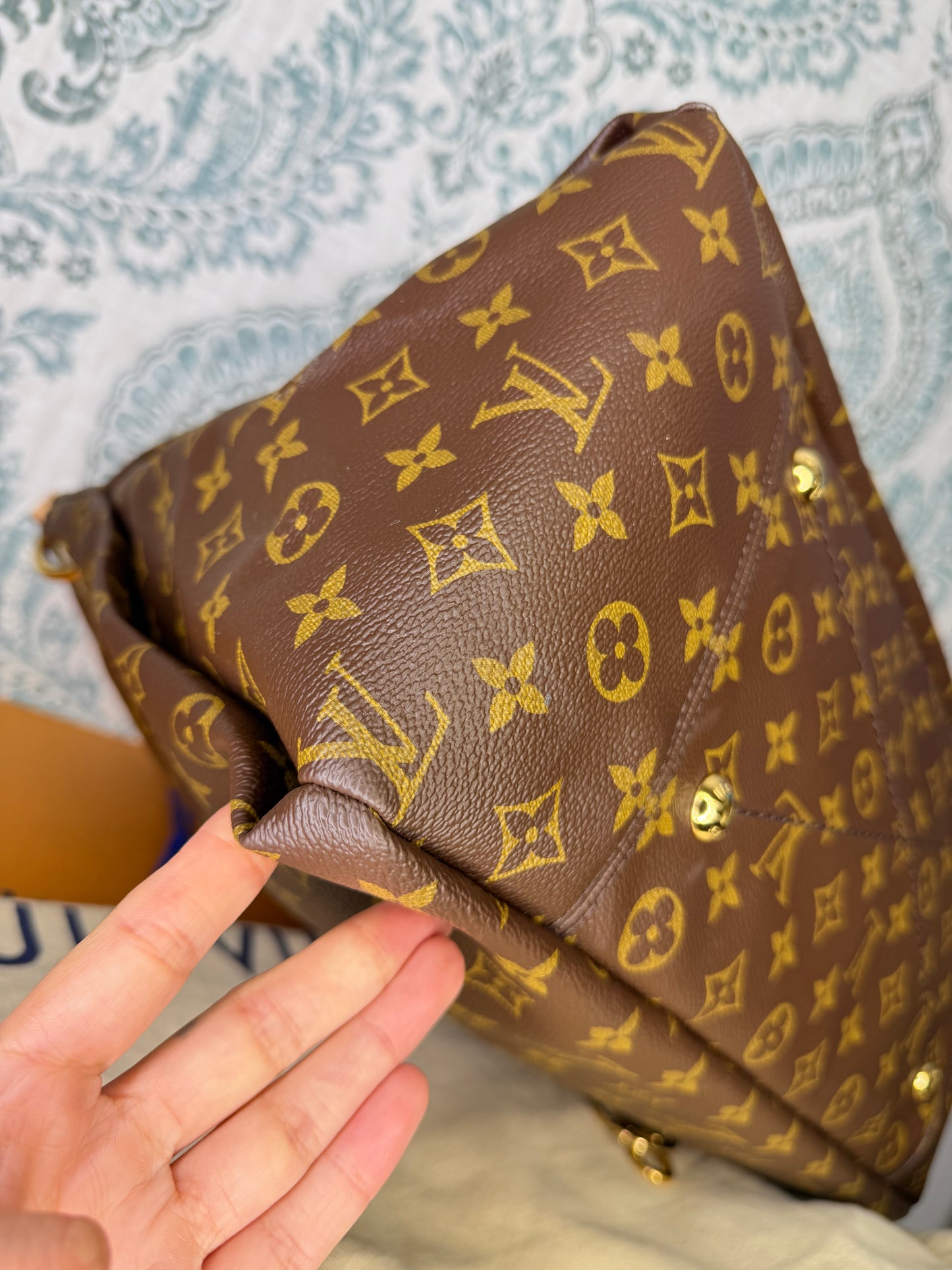 Louis Vuitton Artsy MM