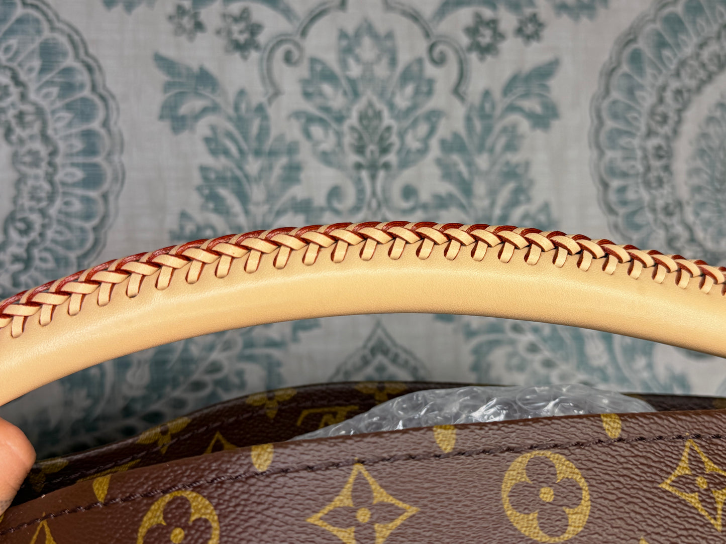 Louis Vuitton Artsy MM