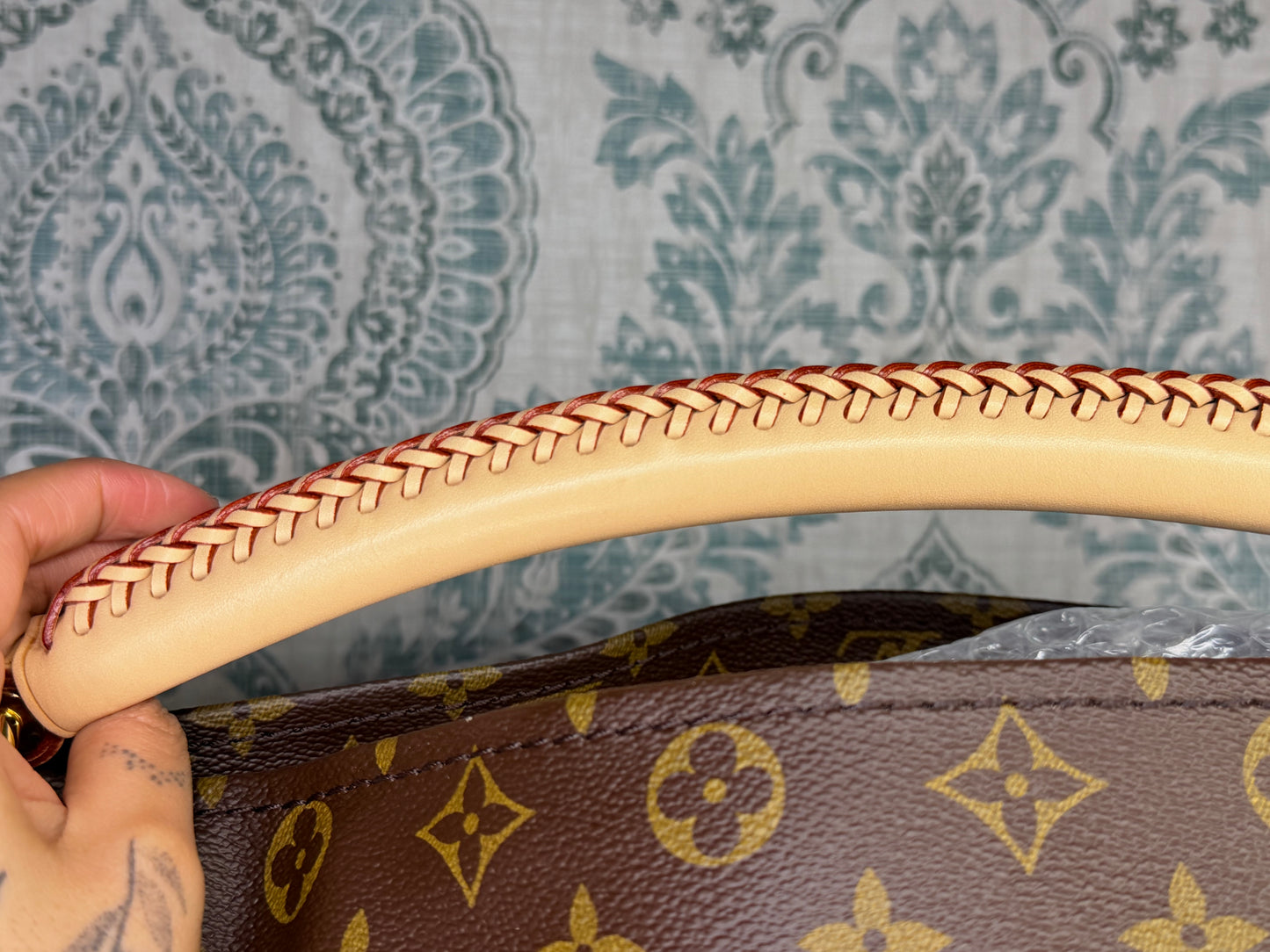 Louis Vuitton Artsy MM