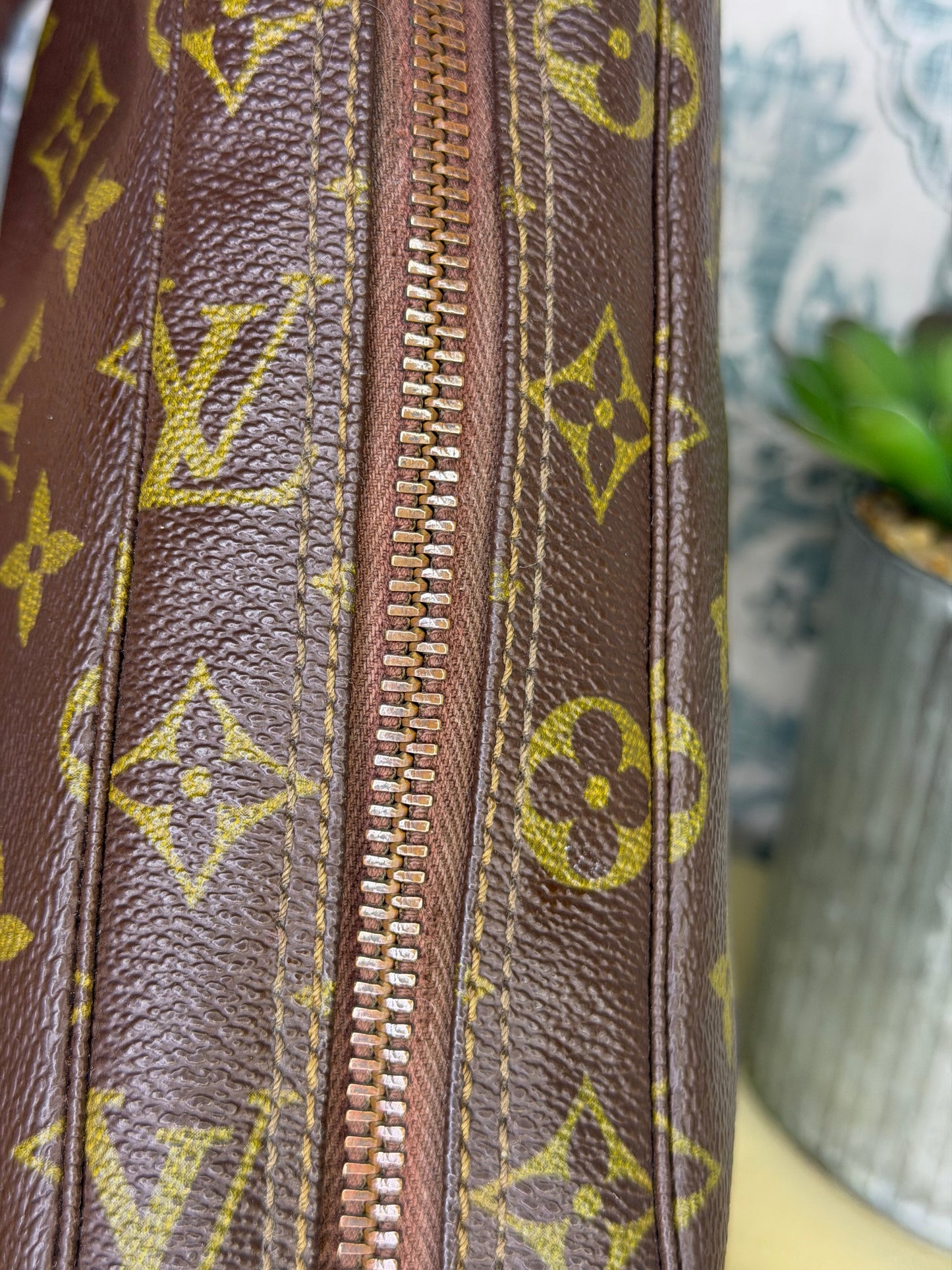 Louis Vuitton Trousse 23 (zipper repair needed)