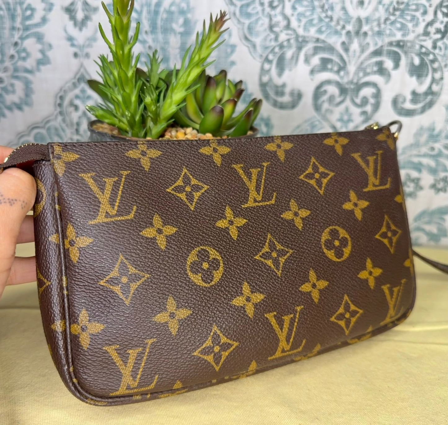 Louis Vuitton Pochette Accessories with Monogram Strap)