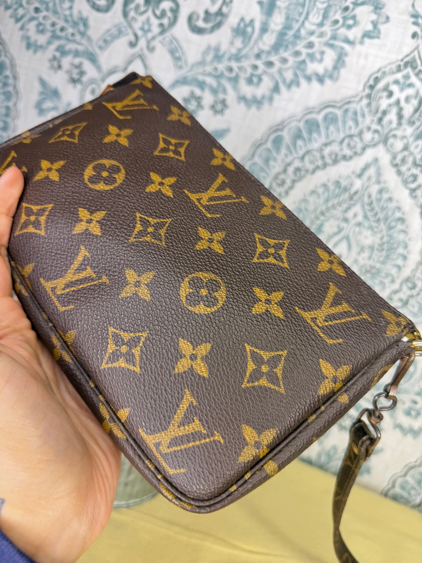Louis Vuitton Pochette Accessories with Monogram Strap)