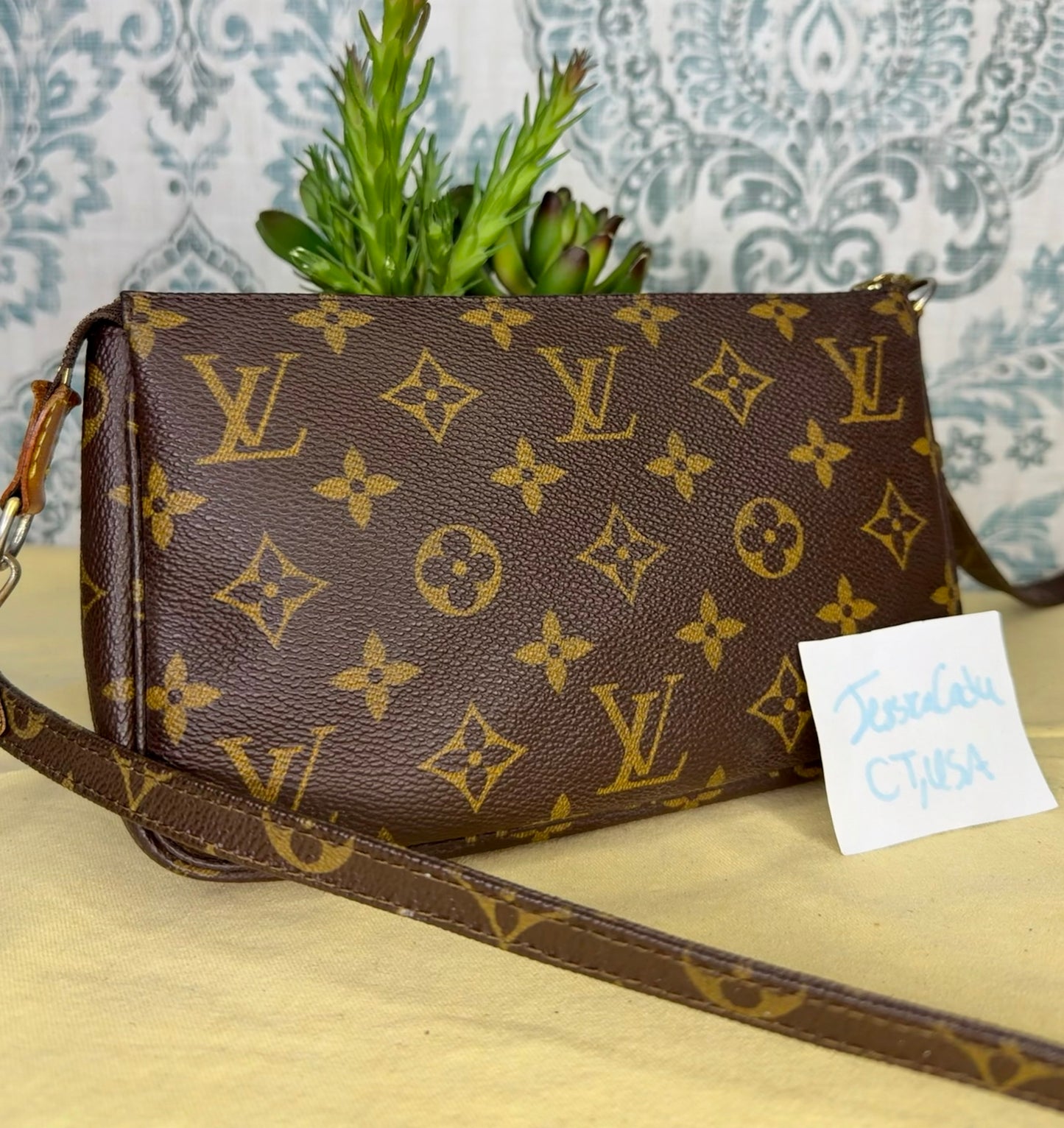 Louis Vuitton Pochette Accessories with Monogram Strap)