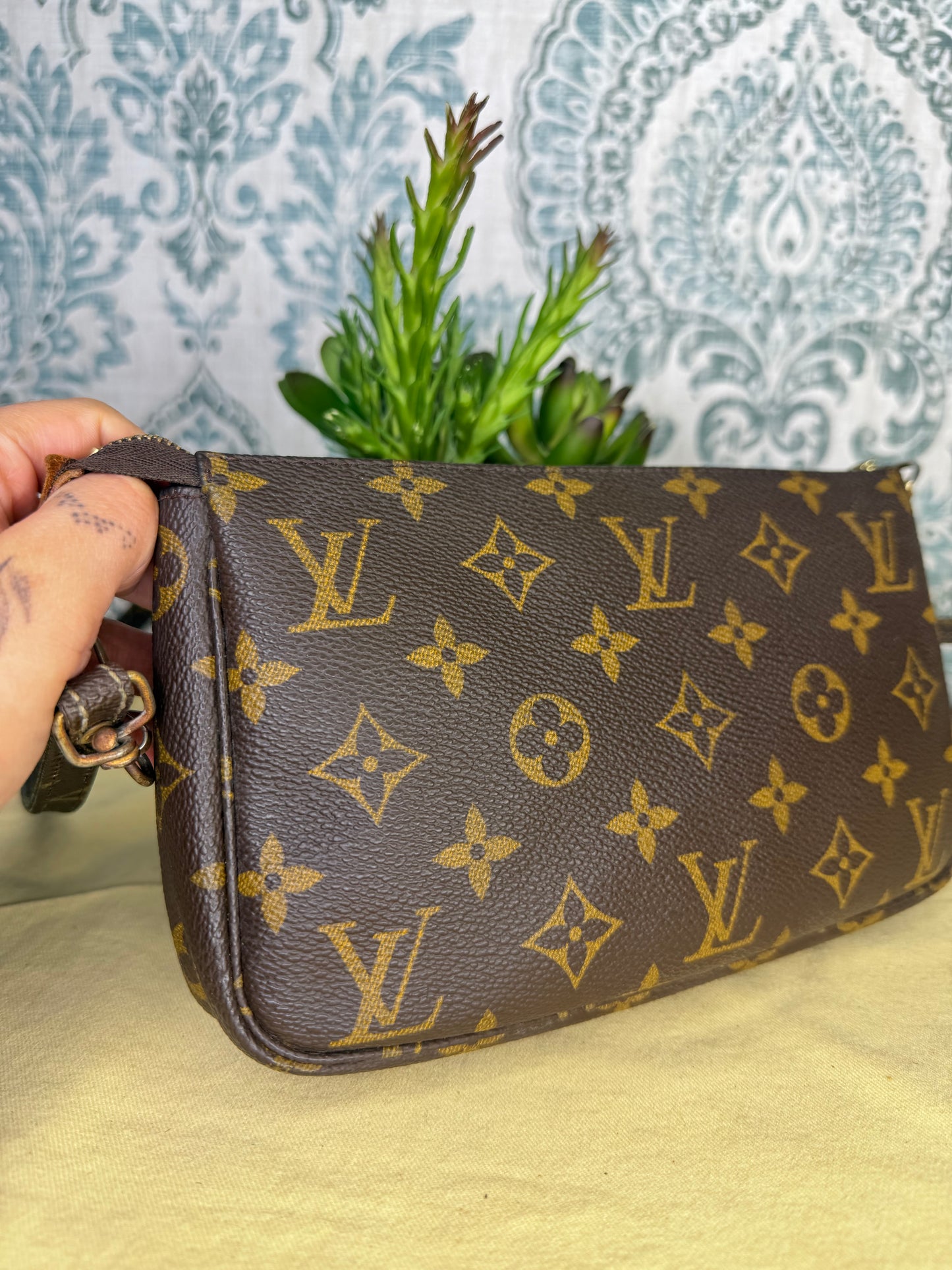 Louis Vuitton Pochette Accessories with Monogram Strap)