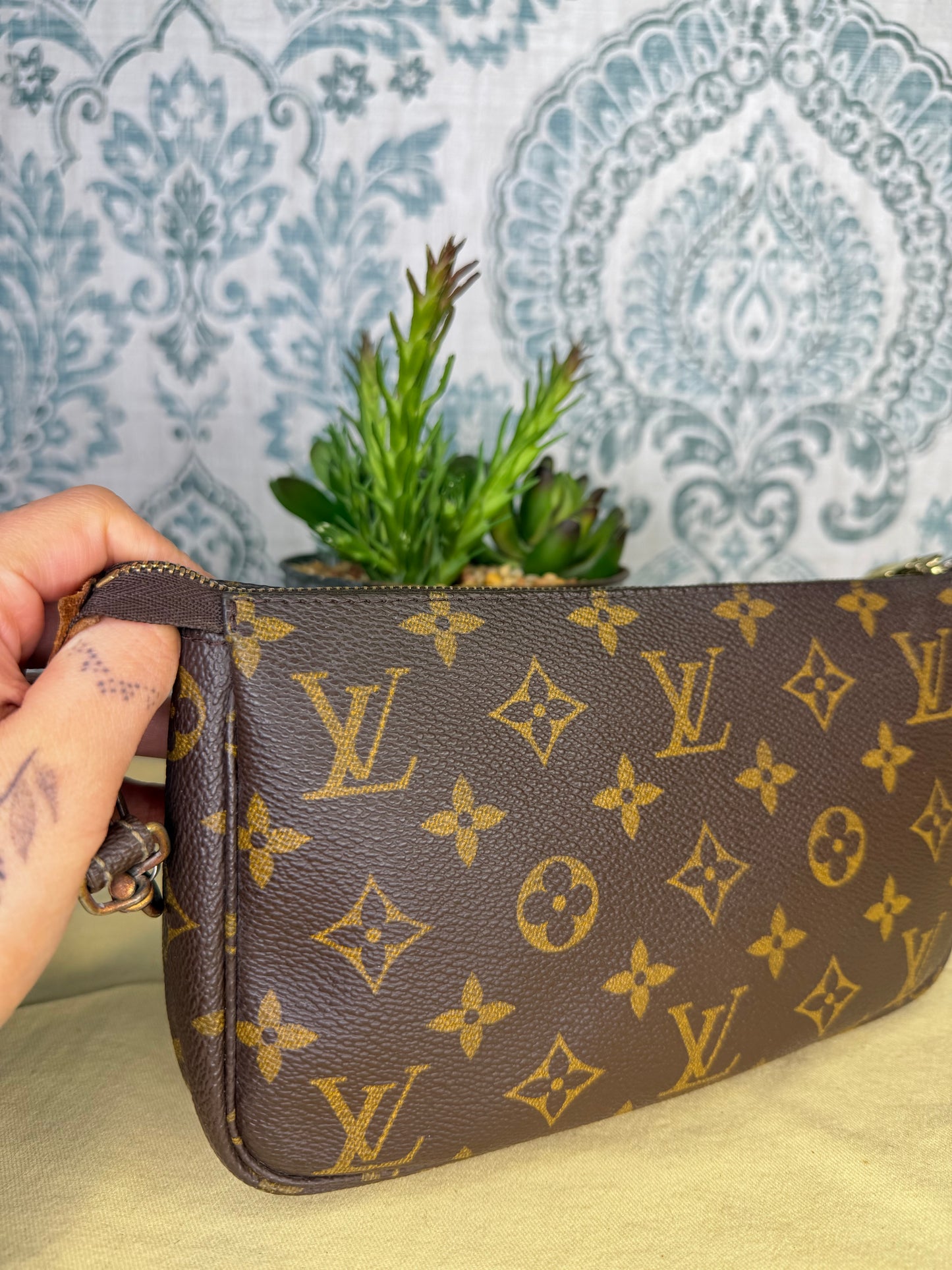 Louis Vuitton Pochette Accessories with Monogram Strap)