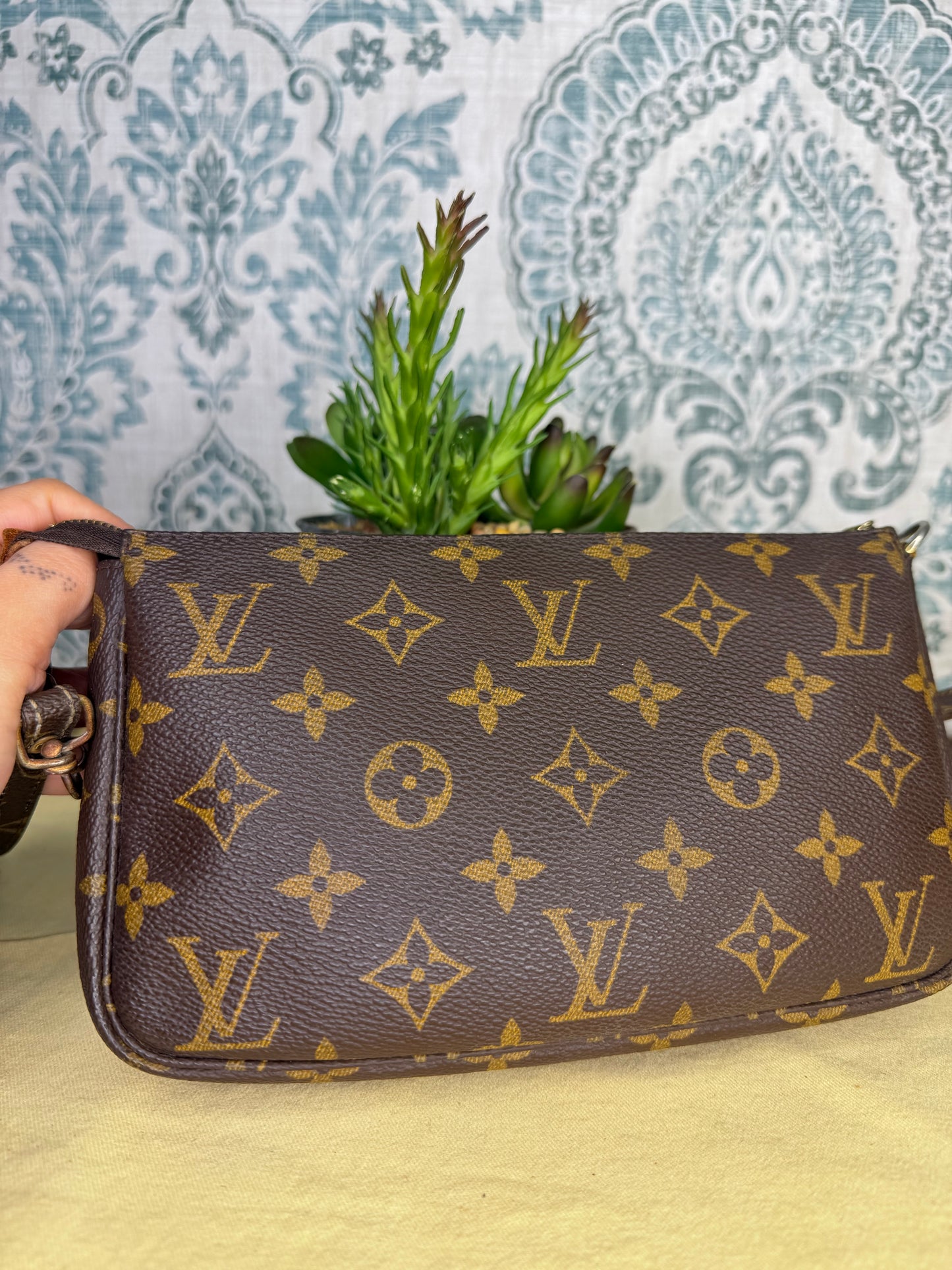 Louis Vuitton Pochette Accessories with Monogram Strap)
