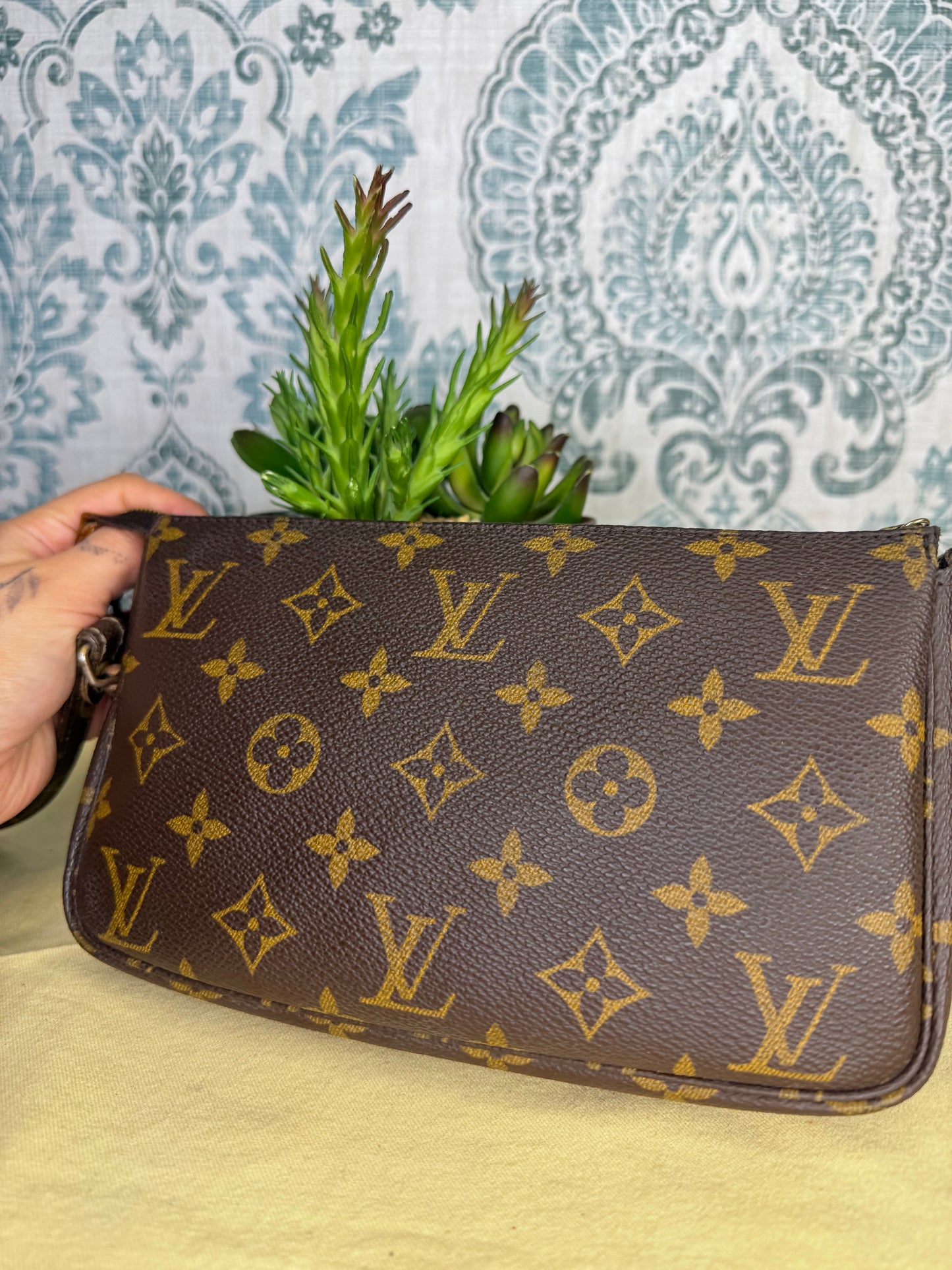 Louis Vuitton Pochette Accessories with Monogram Strap)