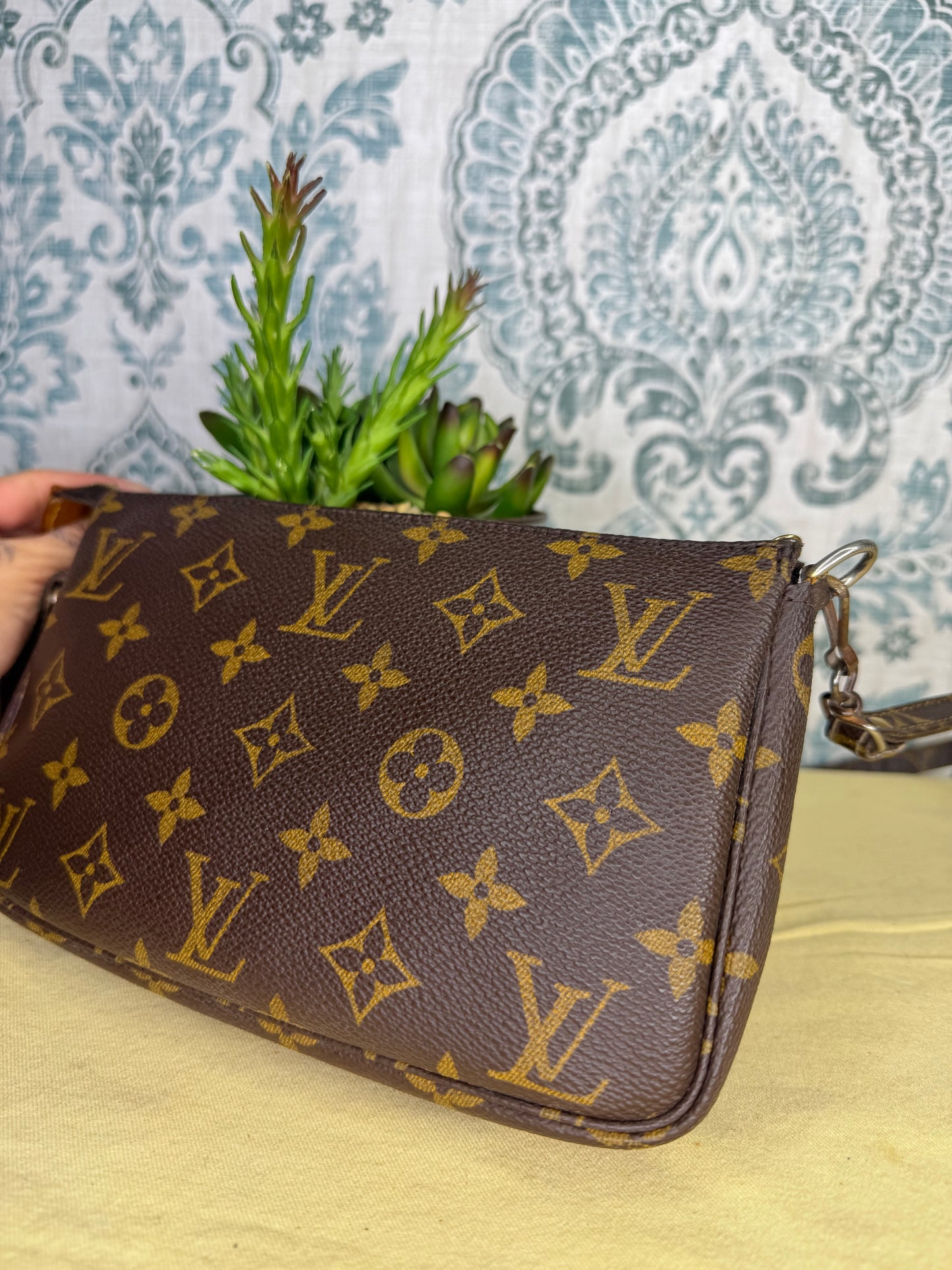 Louis Vuitton Pochette Accessories with Monogram Strap)
