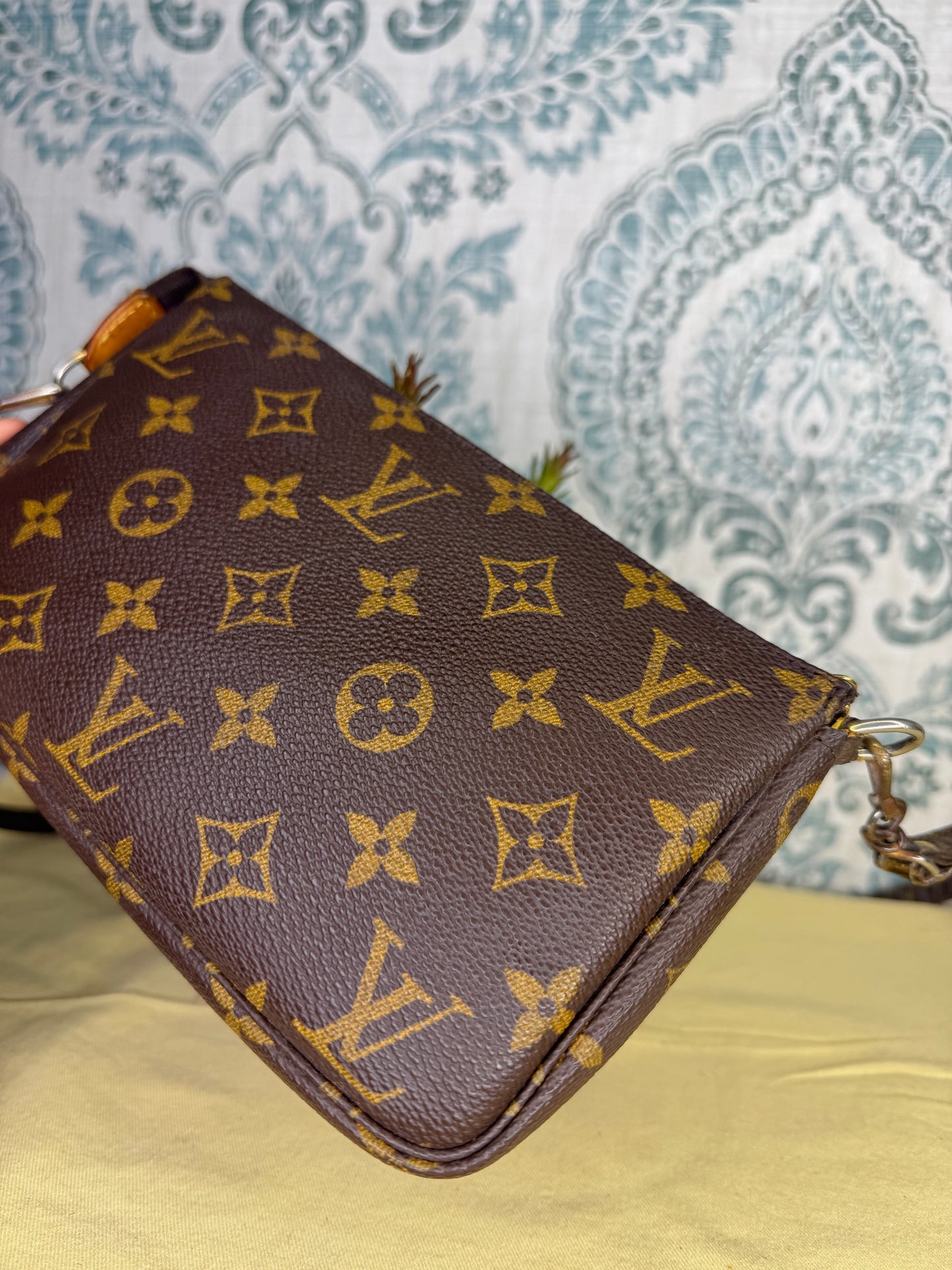 Louis Vuitton Pochette Accessories with Monogram Strap)