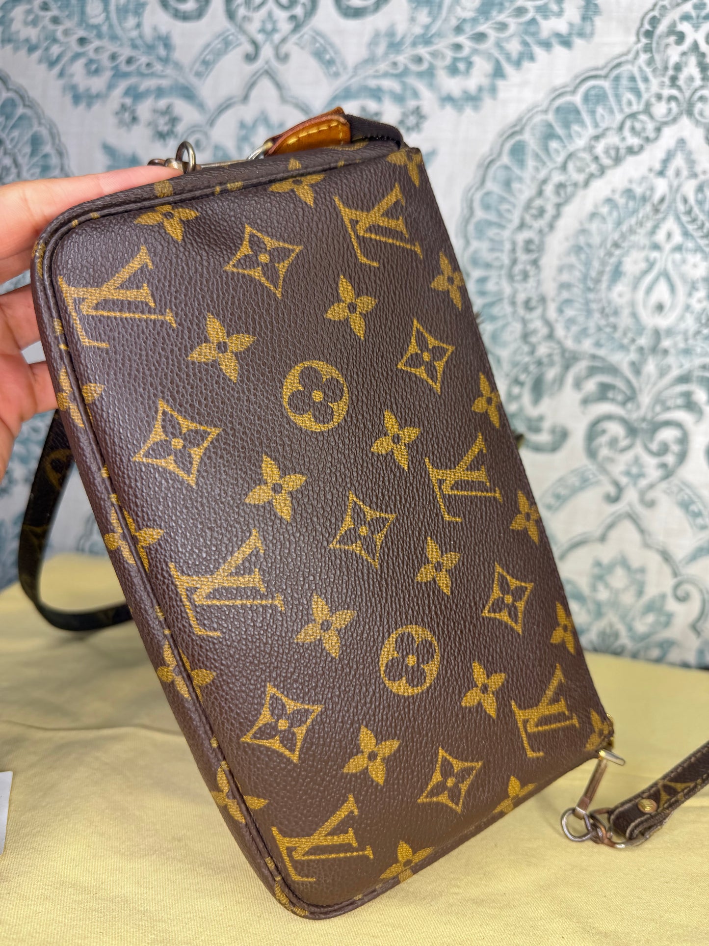 Louis Vuitton Pochette Accessories with Monogram Strap)