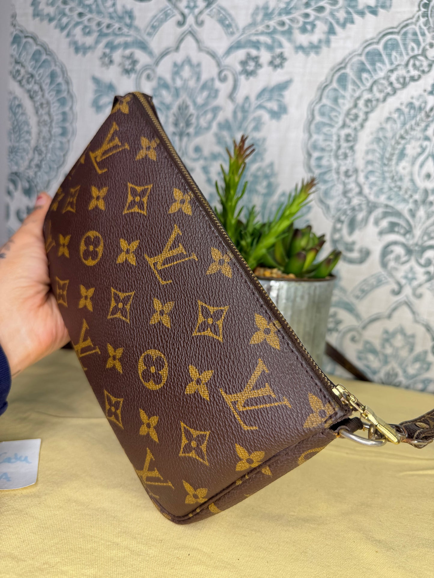 Louis Vuitton Pochette Accessories with Monogram Strap)