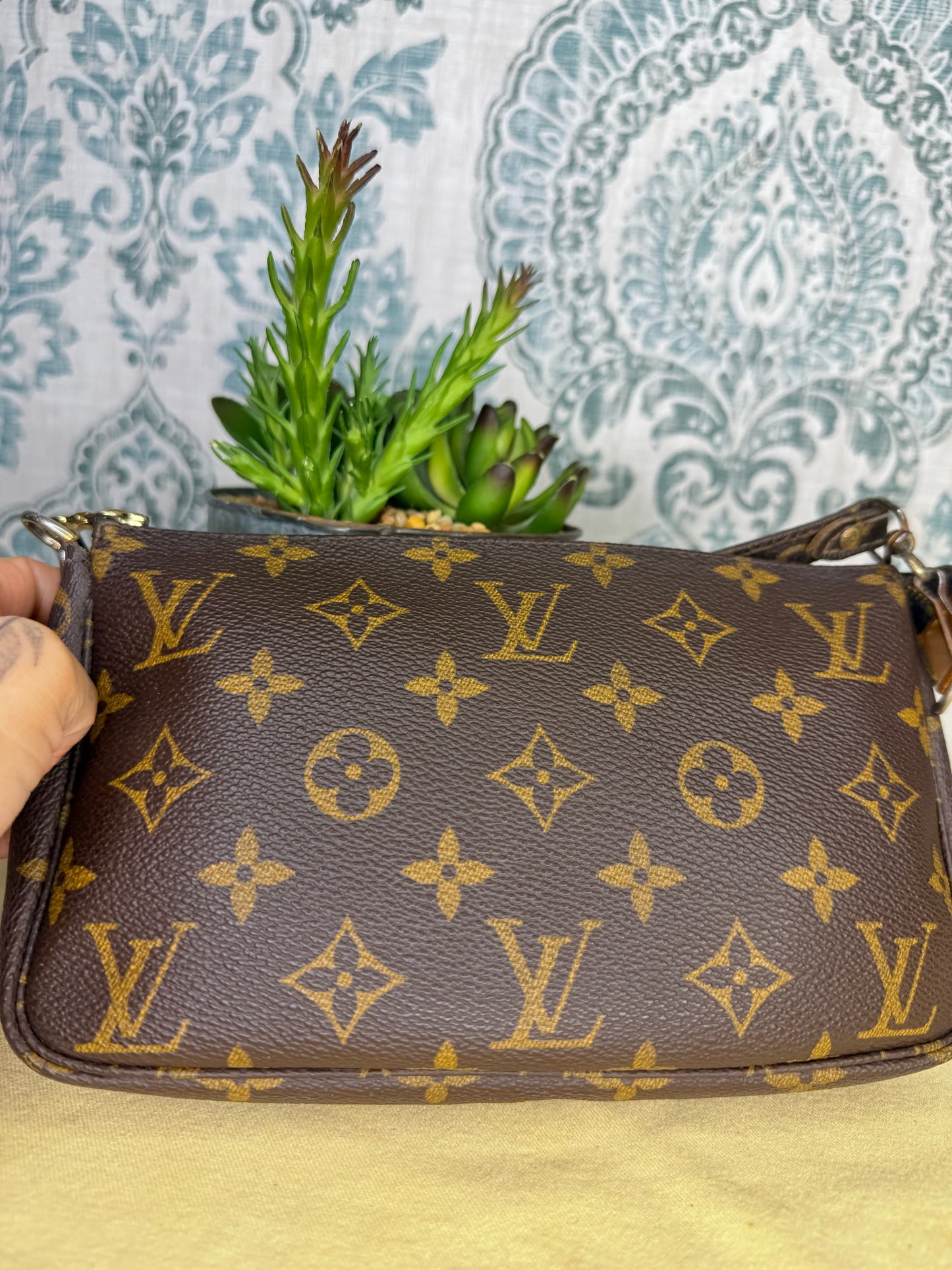 Louis Vuitton Pochette Accessories with Monogram Strap)