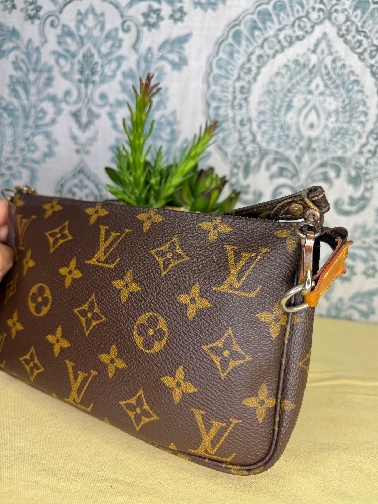 Louis Vuitton Pochette Accessories with Monogram Strap)