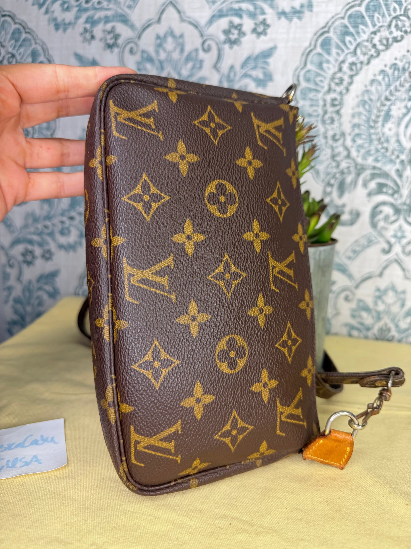 Louis Vuitton Pochette Accessories with Monogram Strap)