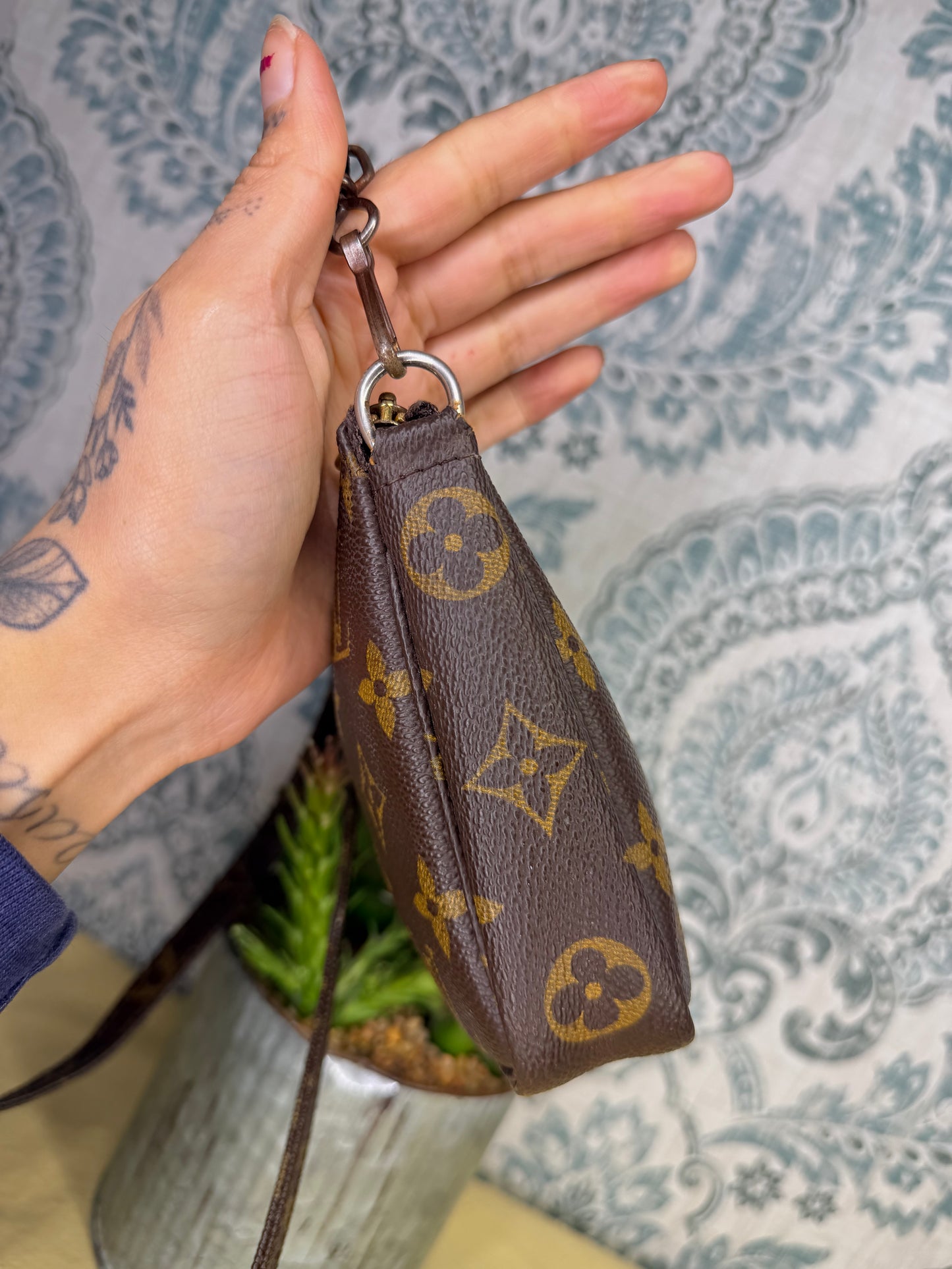 Louis Vuitton Pochette Accessories with Monogram Strap)