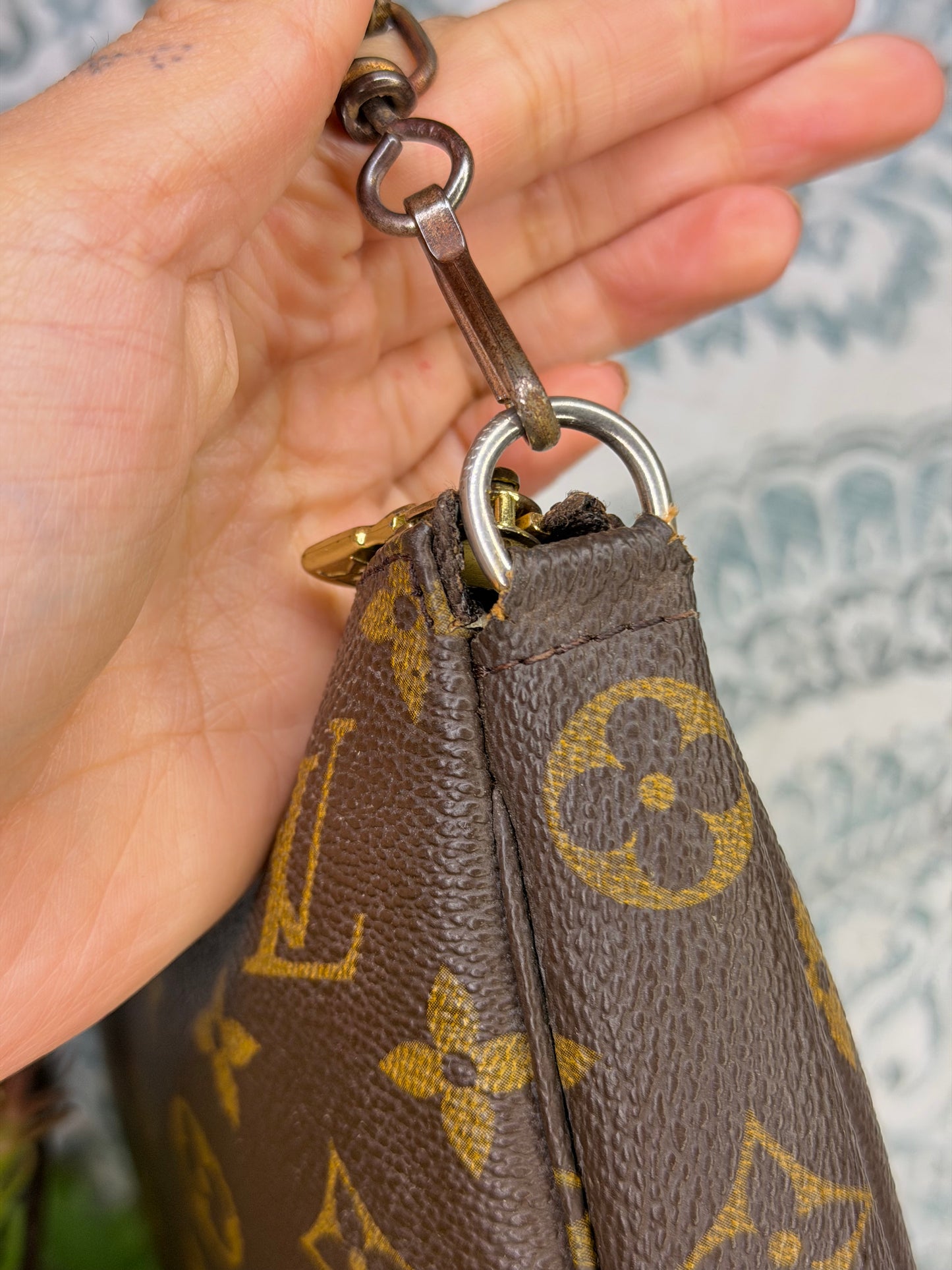 Louis Vuitton Pochette Accessories with Monogram Strap)