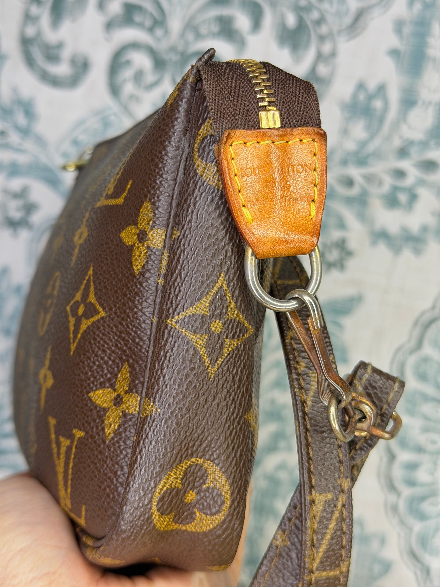 Louis Vuitton Pochette Accessories with Monogram Strap)
