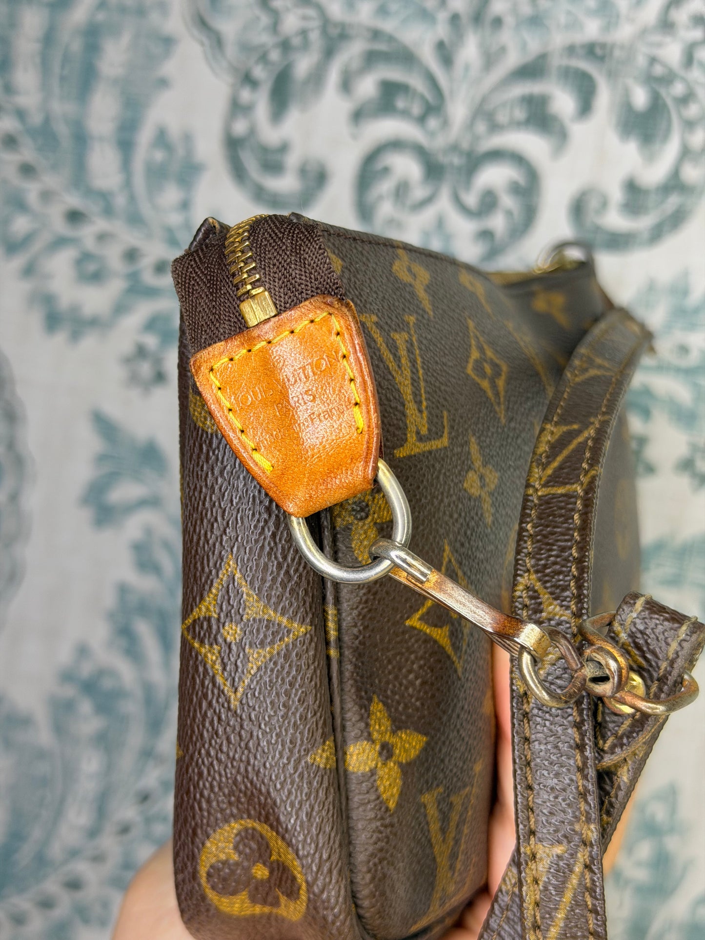 Louis Vuitton Pochette Accessories with Monogram Strap)