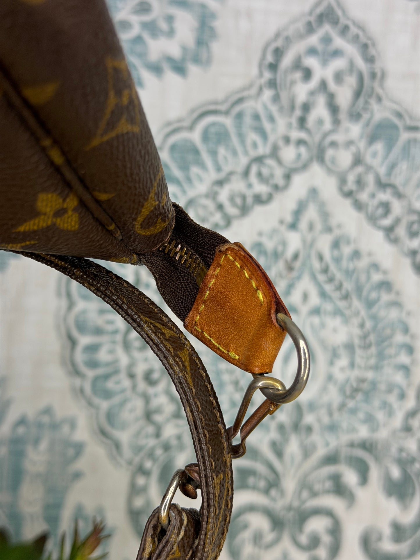 Louis Vuitton Pochette Accessories with Monogram Strap)