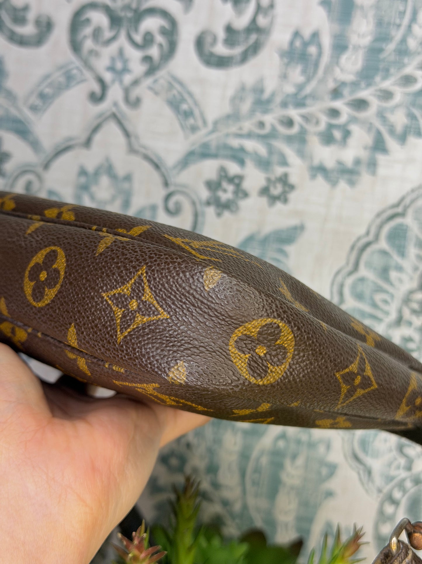 Louis Vuitton Pochette Accessories with Monogram Strap)